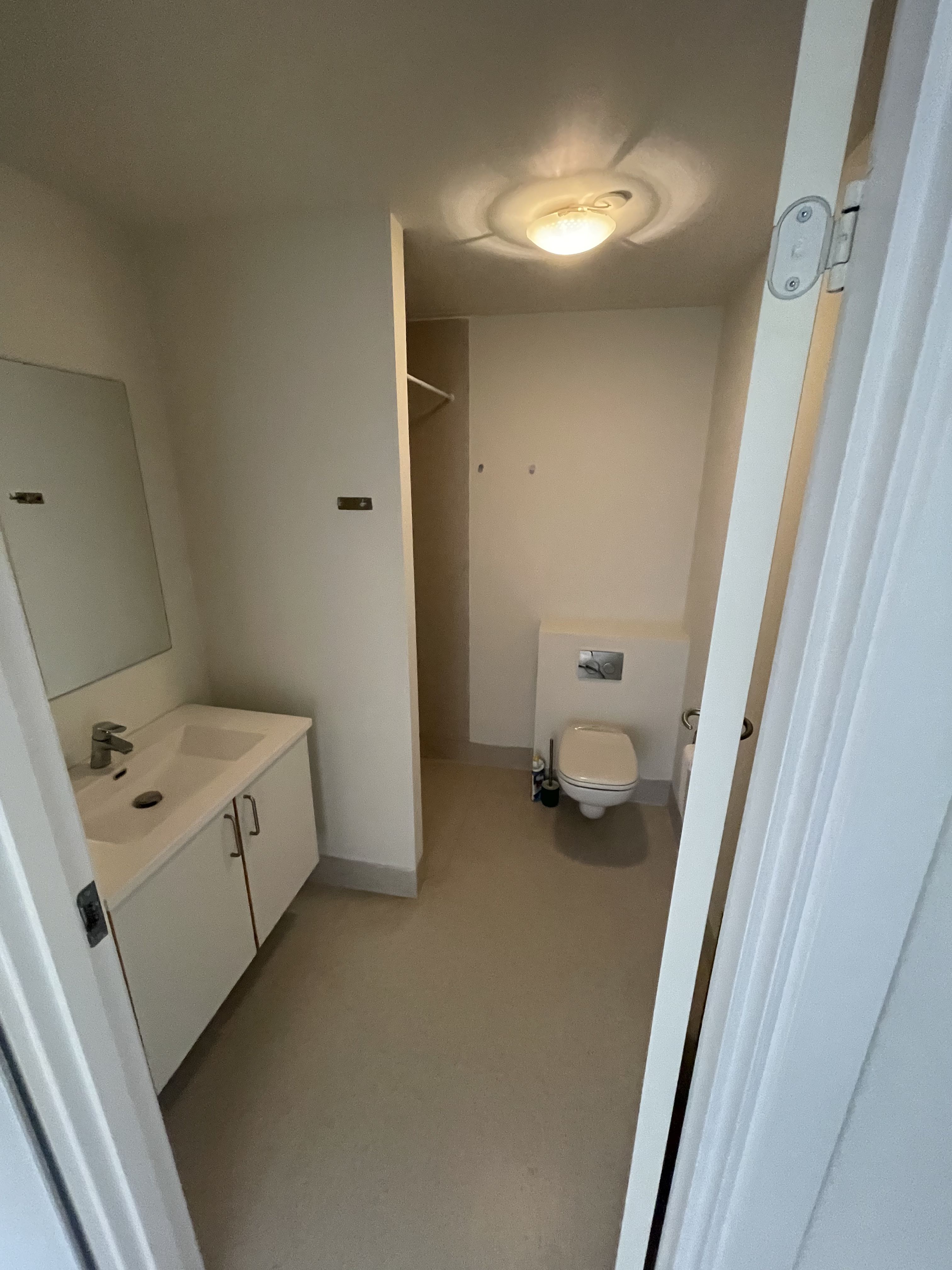 Lækker lille 2 værelses. Med to store brugbare hemse med i prisen og som er udover lejlighedens opgivet  m2