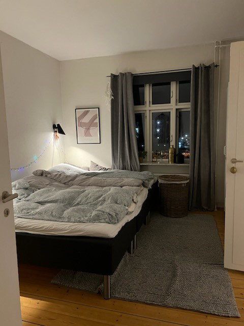 Rummelig 3-værelses på 2. sal med to stuer en suite og nyere køkken – mulighed for parkering