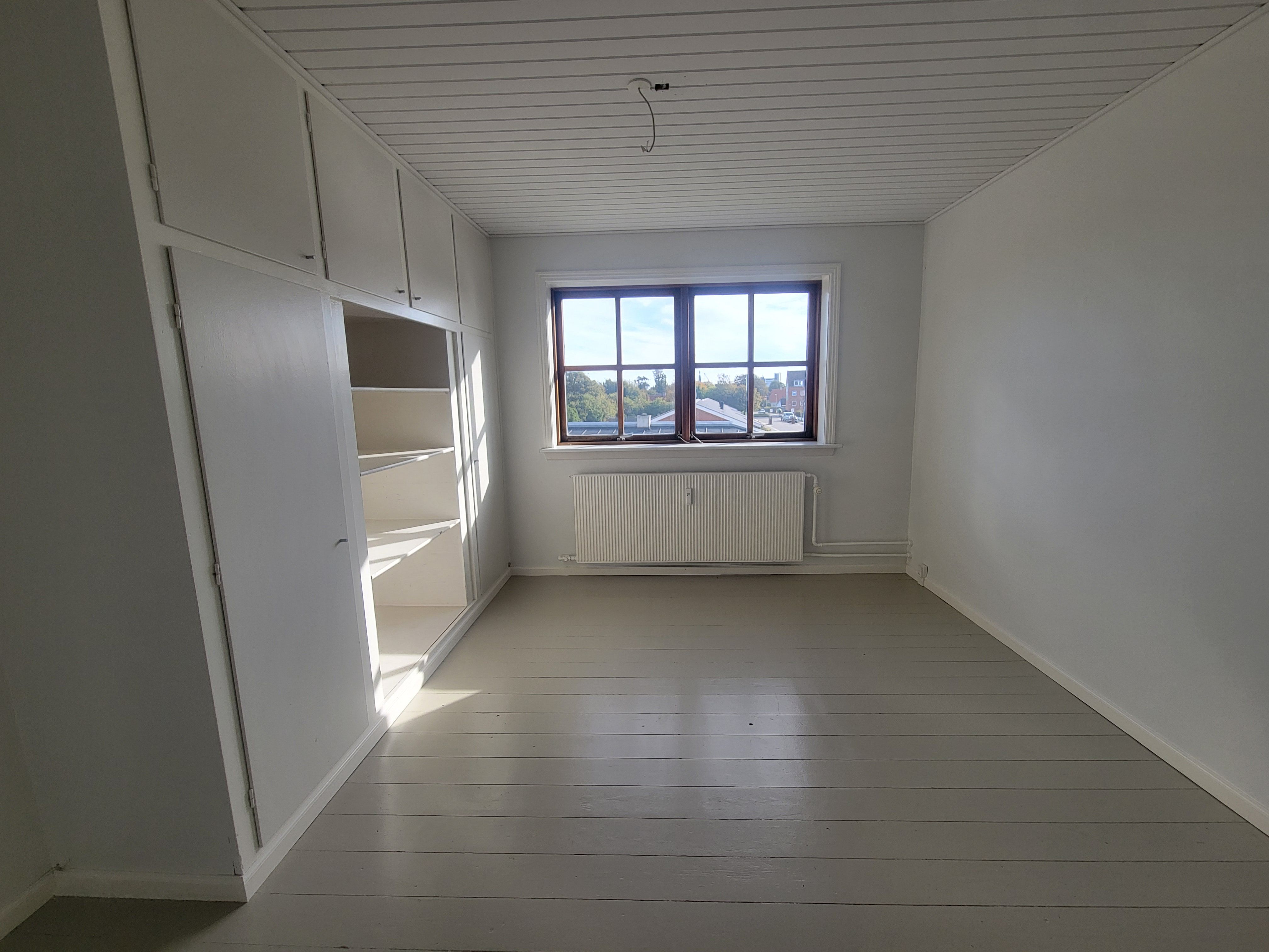 LEDIG 3-VÆRELSES LEJLIGHED I FREDERIKSHAVN – 75 M²