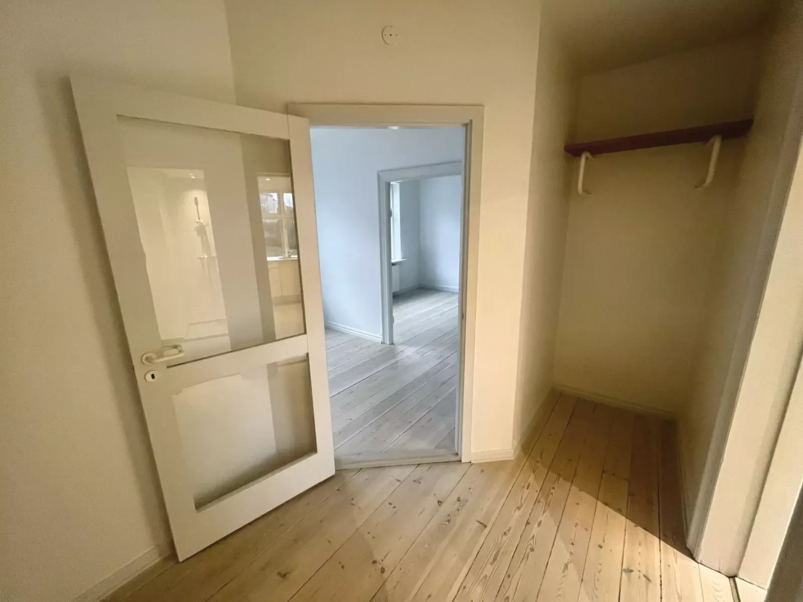 Lys 2-værelses i klassisk rødstensejendom med to stuer en suite og grønt kig – 67 m2