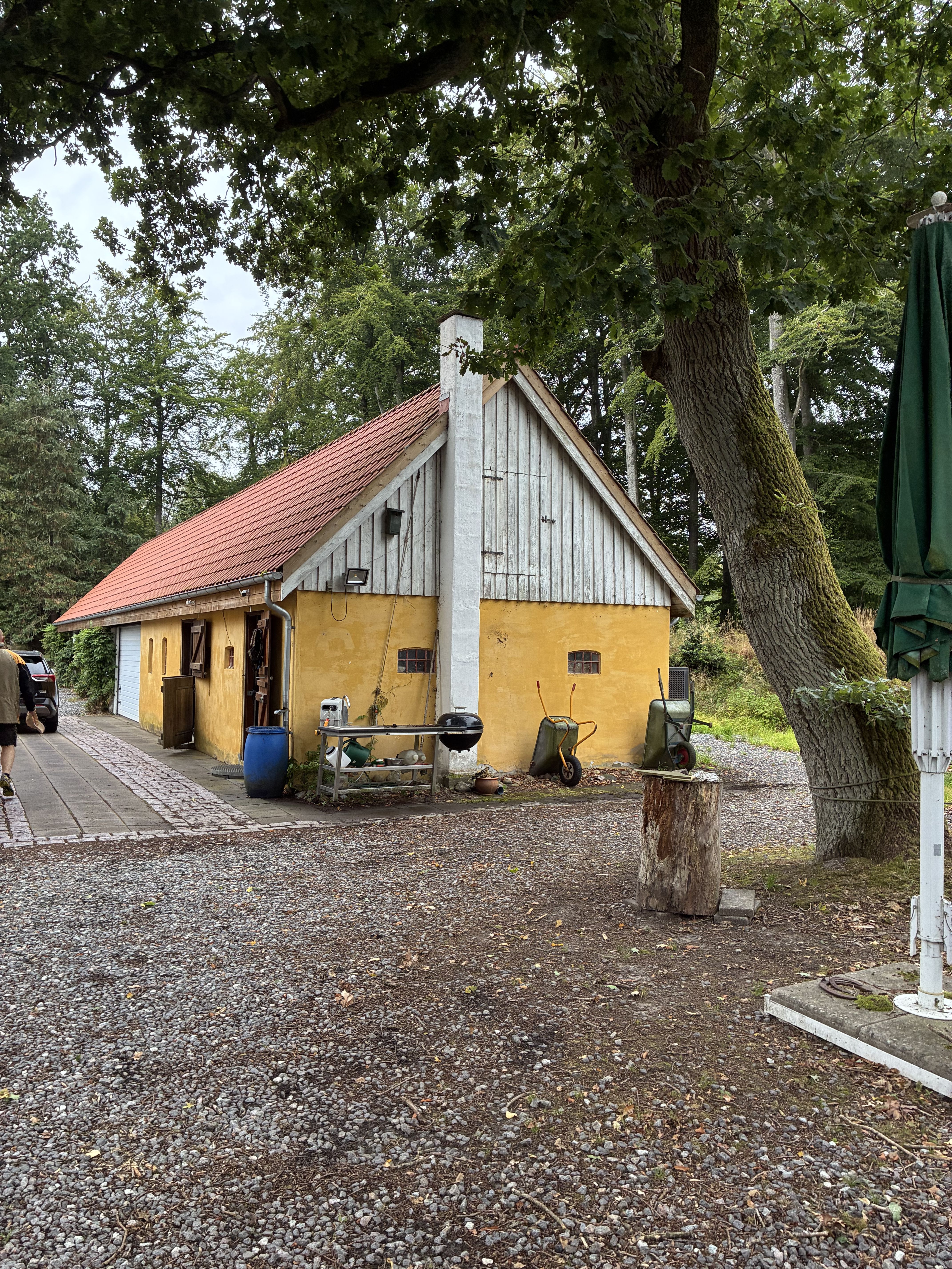 Fantastisk bolig midt i skoven og med mulighed for både hestehold og erhverv