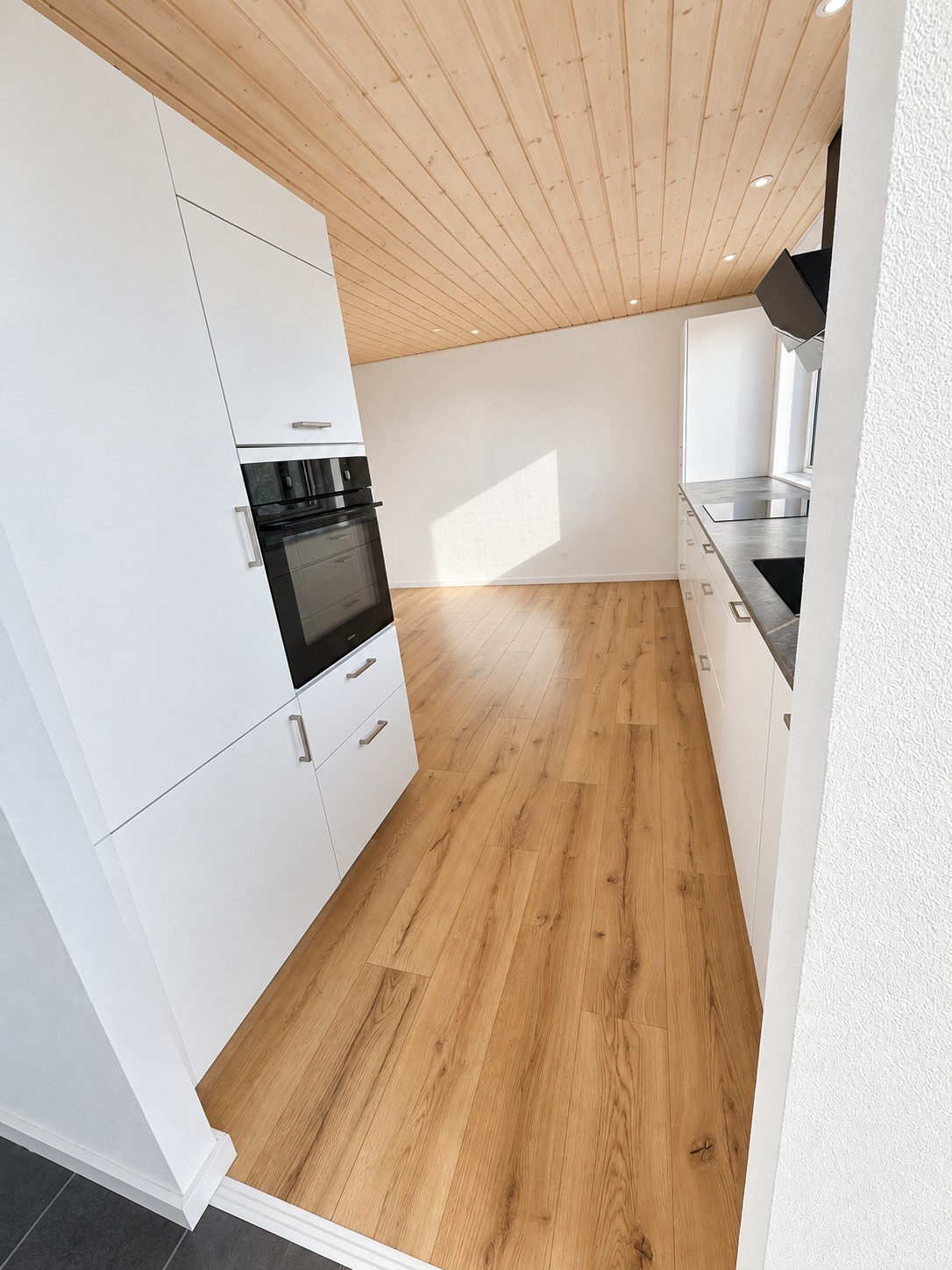 Nyrenoveret enderækkehus med privat have og overdækket terrasse!