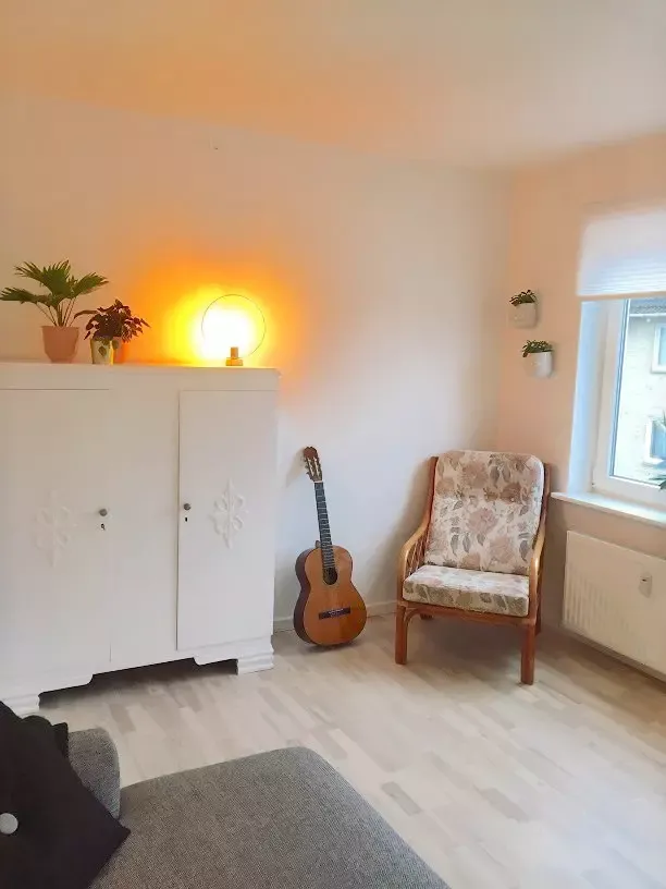 Lys 2-værelses på 64 m2 med parkering og husdyr tilladt efter aftale