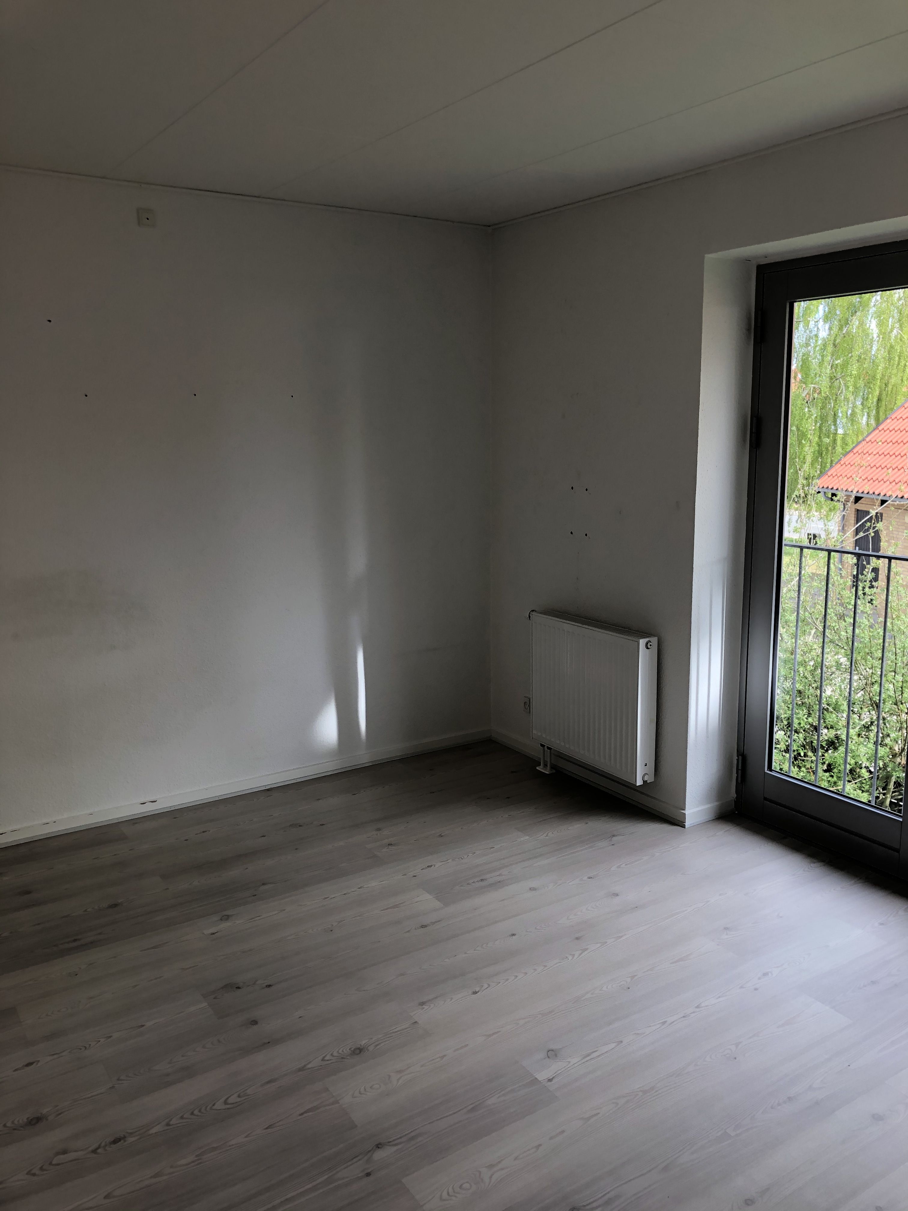 FANTASTISK BELIGGENHED Odense M, egen sydvendt have/terrasse og parkering.