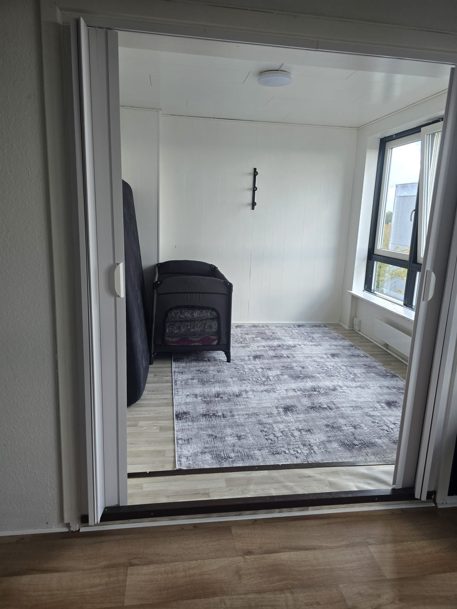 Lys 2-værelses lejlighed på øverste etage med lukket altan og flot udsigt – tæt på strand, station og letbane!