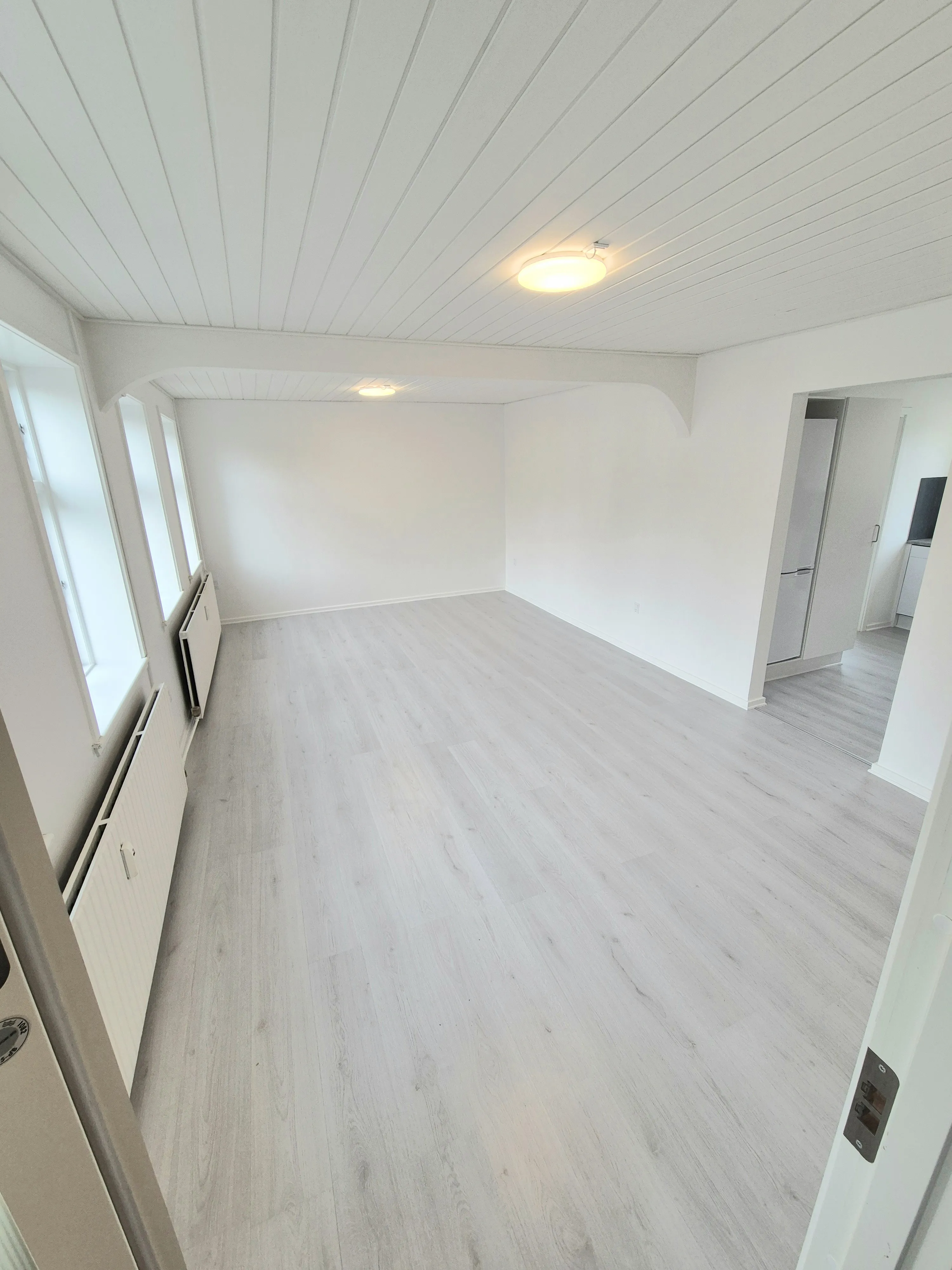 🏡 NYRENOVERET 4-VÆRELSES LEJLIGHED – LØSNING (90 m²)