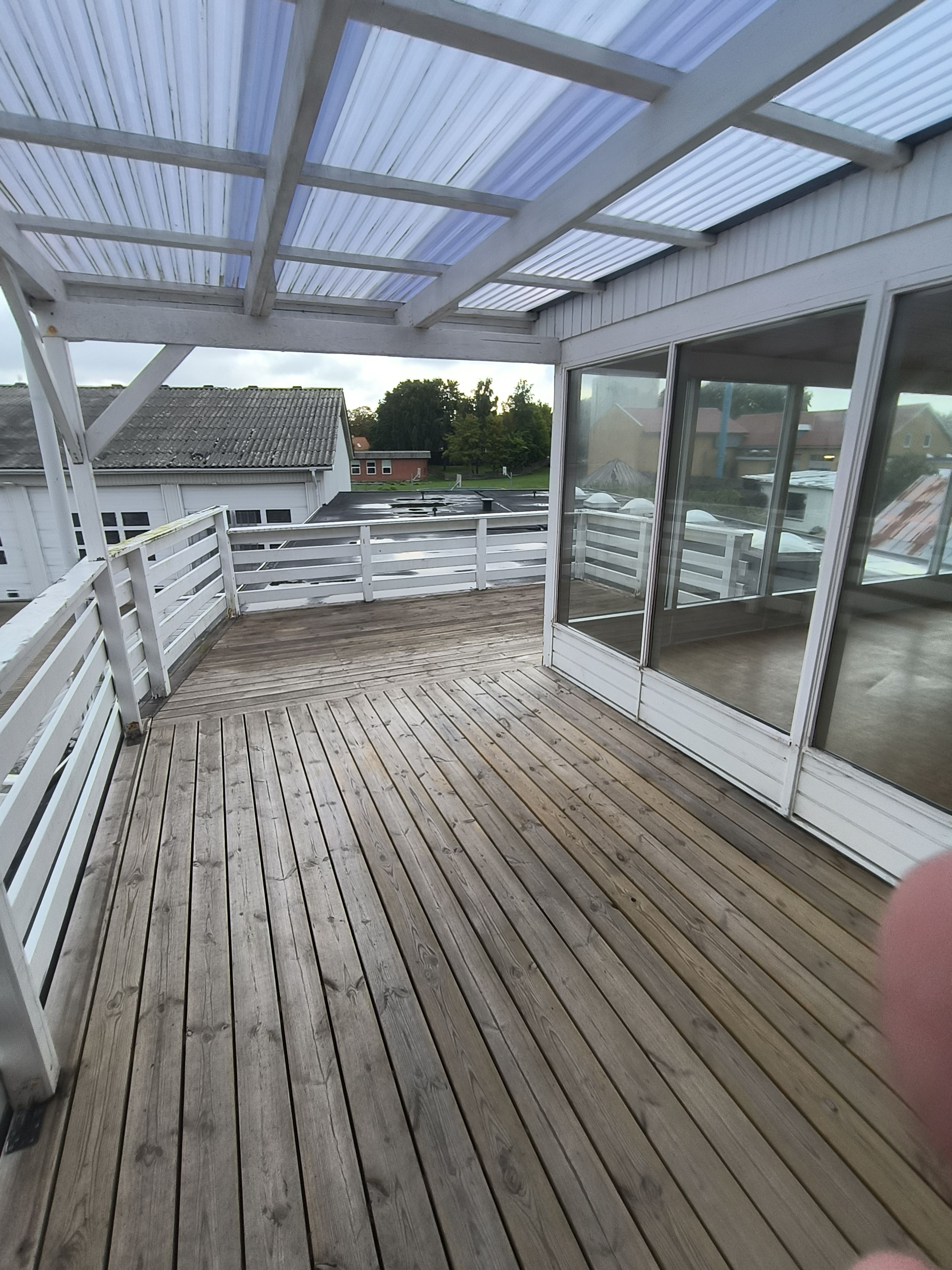 Skøn lejlighed med rolige naboer, stor udestue, terasse, lukket gårdsplads og egen parkeringsområde 