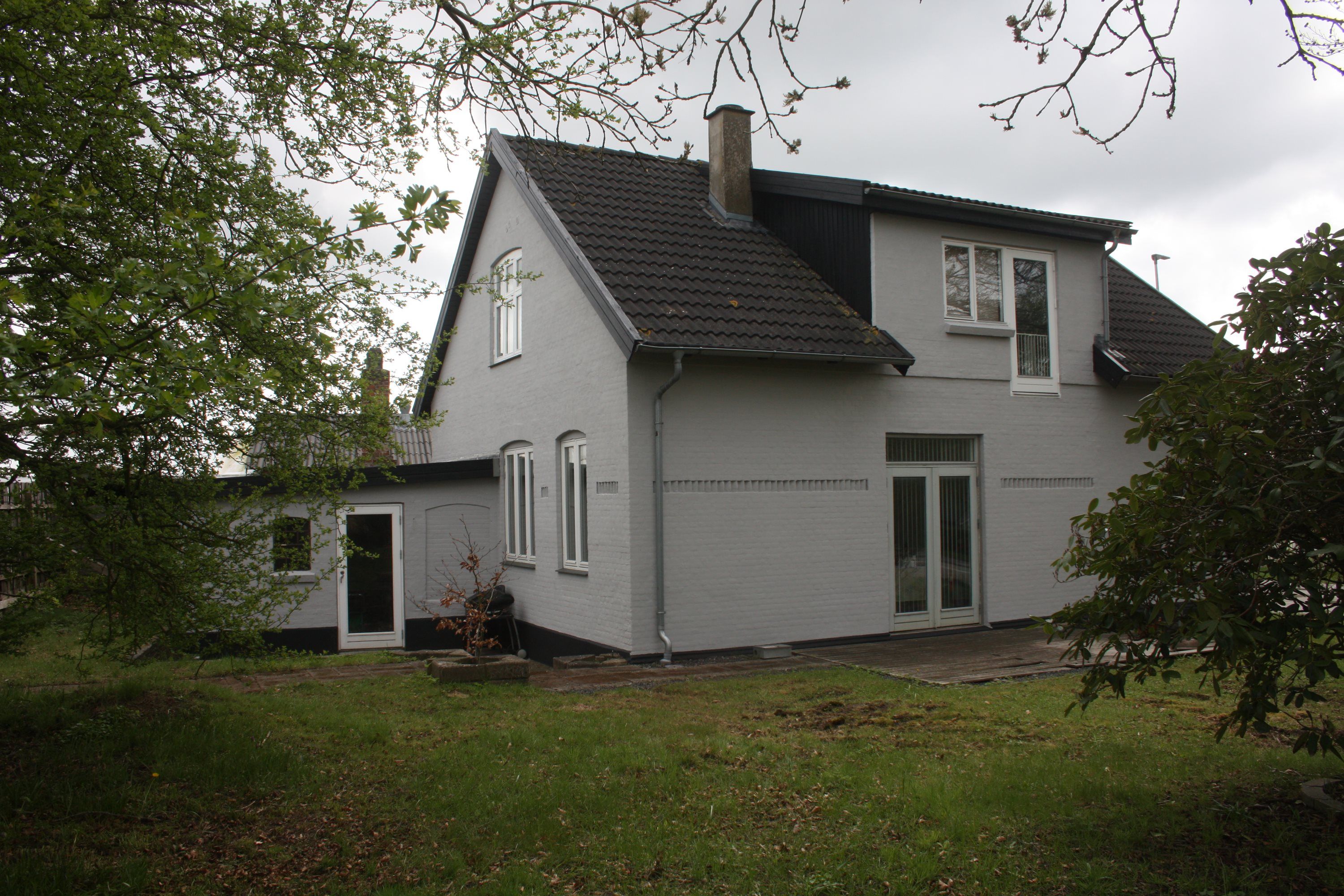 Pæn lejlighed med vestvendt terrasse og have.