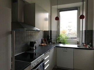 Flot, højloftet 2. værelses lejlighed lige ved Banegården med stuk og charme.