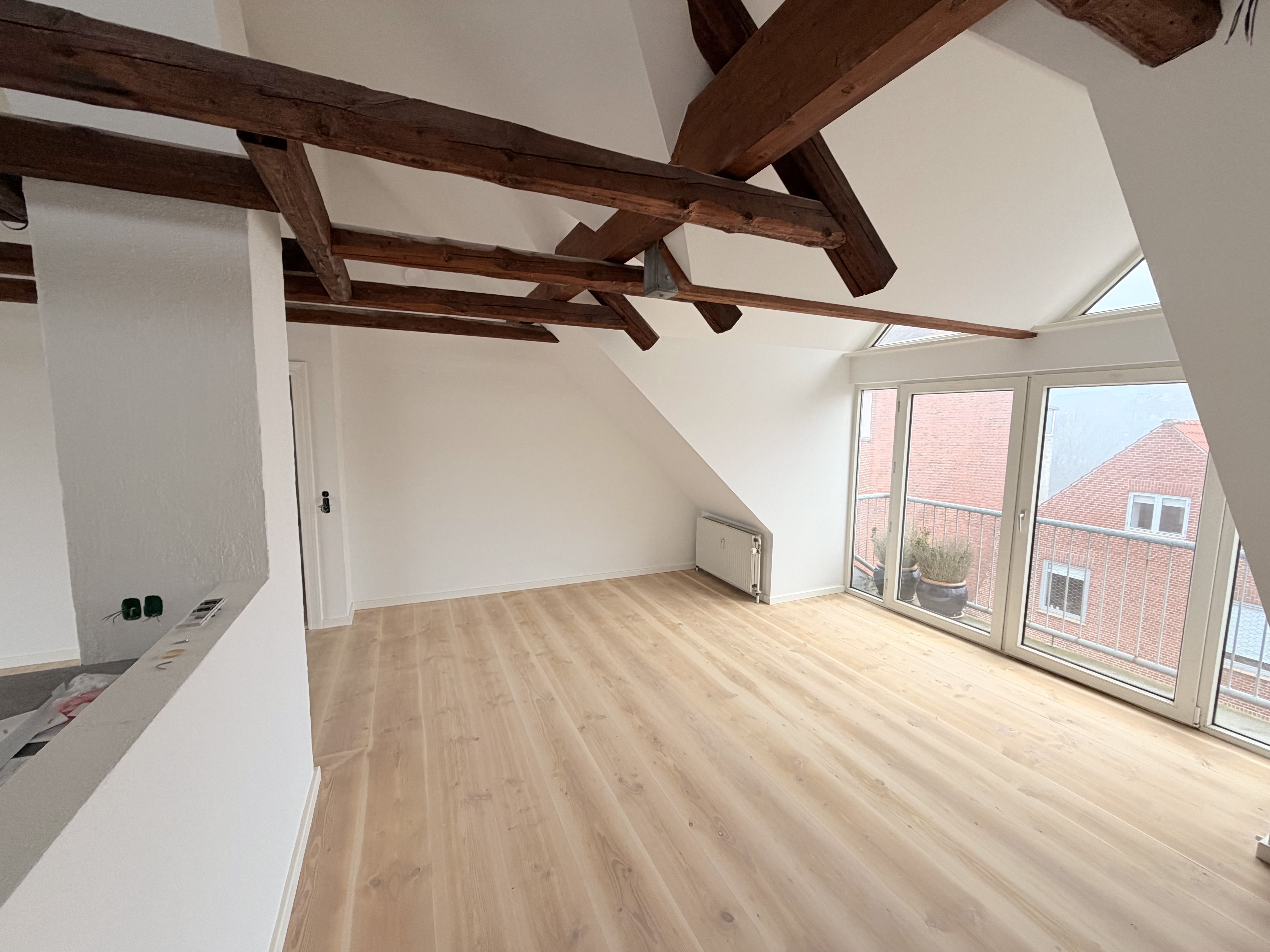 Nyrenoveret penthouse lejlighed med 4 altaner