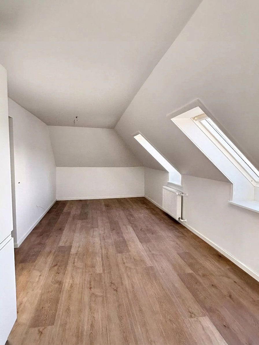 Lys 3-værelses på 64 m2 med ovenlysvinduer, nyt moderne køkken og parkering – husdyr tilladt efter aftale