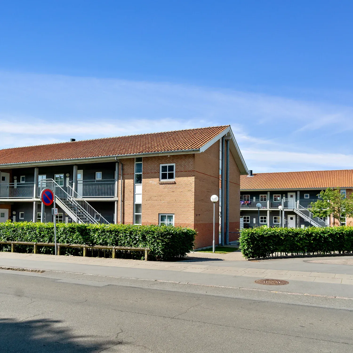 Afdelingen er opført i 2 etager og består af 18 lejligheder centralt beliggende i forhold til banegård, hyggeligt havnemiljø/strand og skole.