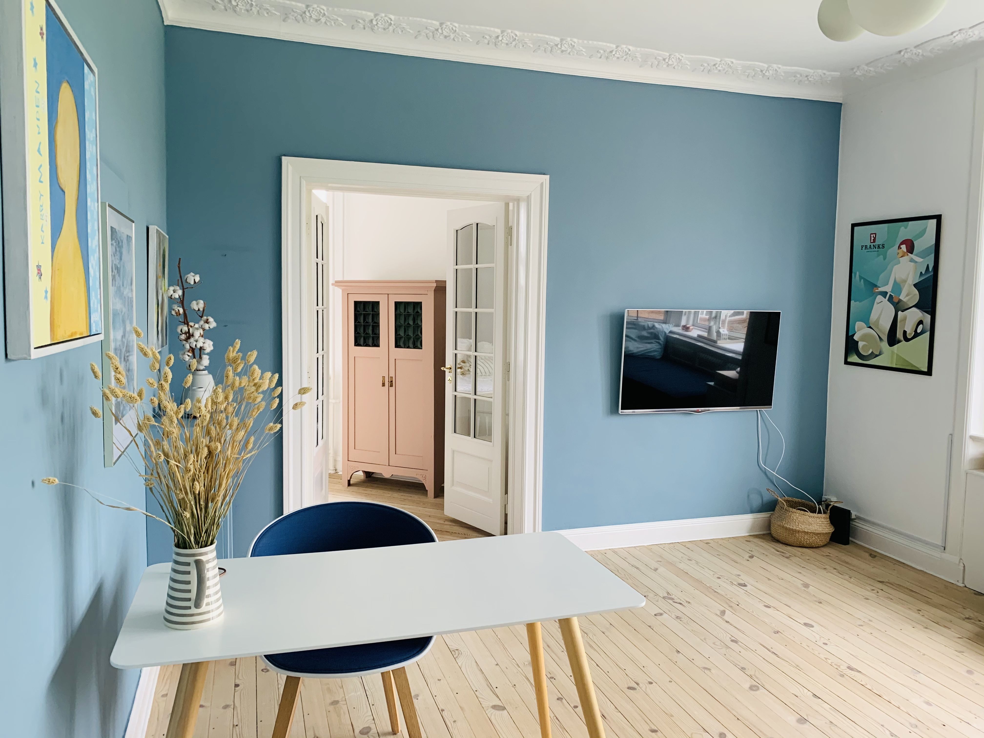 Rummelig herskabslejlighed med attraktiv beliggenhed – møbleret / Spacious period apartment in a prime location – furnished