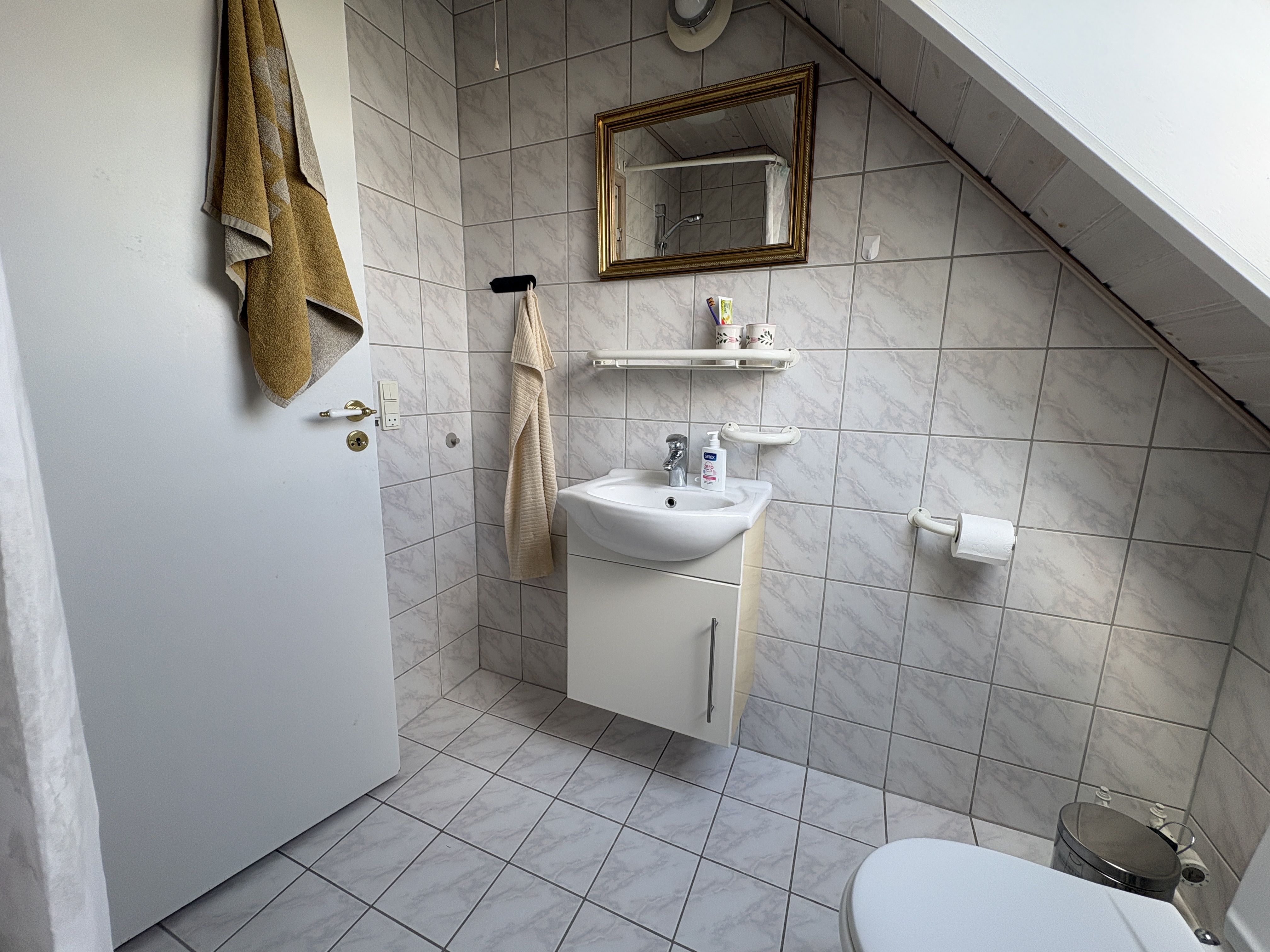 Fully Furnished Room for female renter in an International Student House close to VIA and AU in Herning