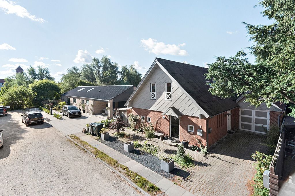 Særpræget villa ved Køge Å – nær byen, midt i naturen