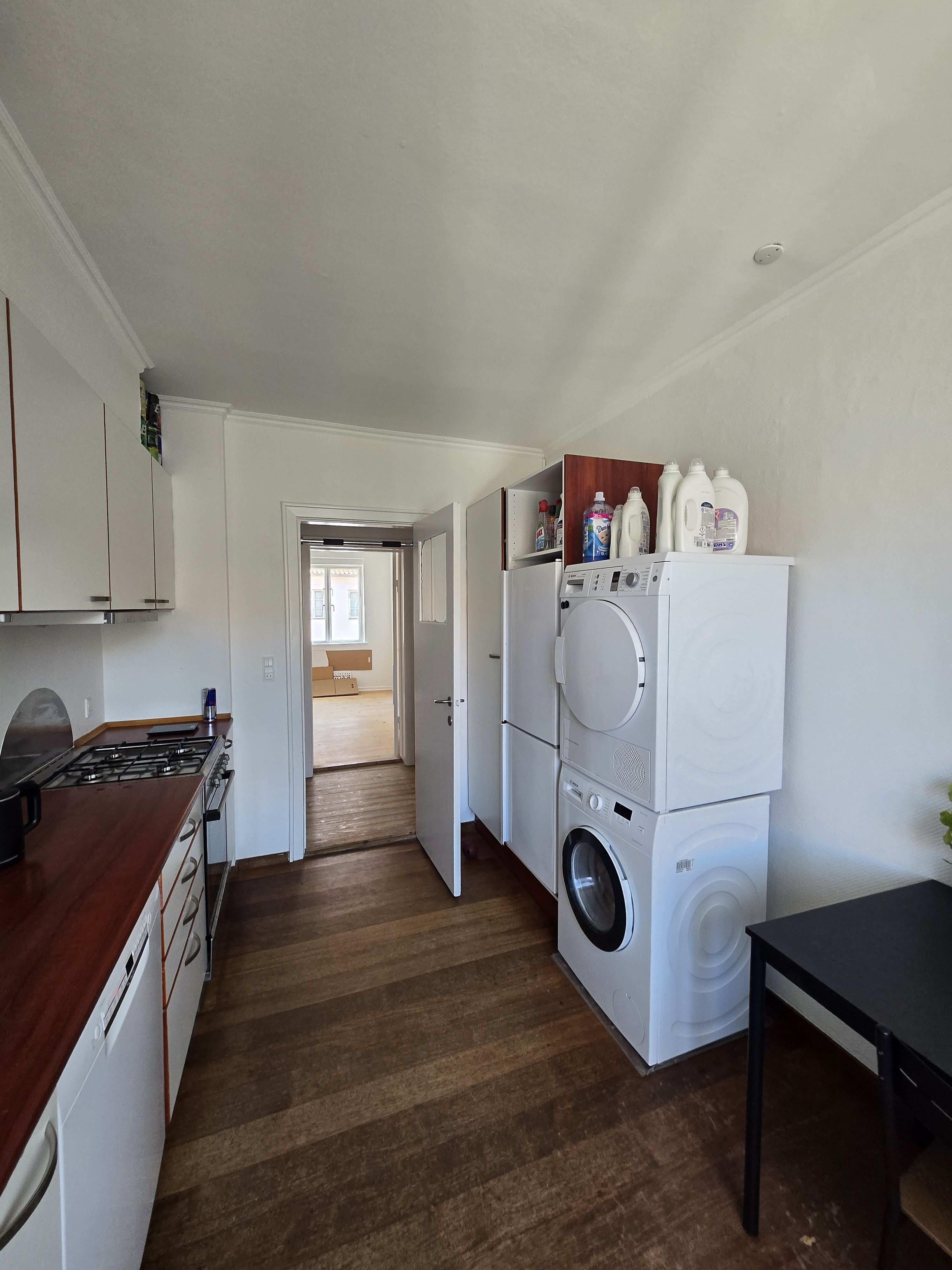 84kvm apartment. 12kvm rooom. Looking for roomate