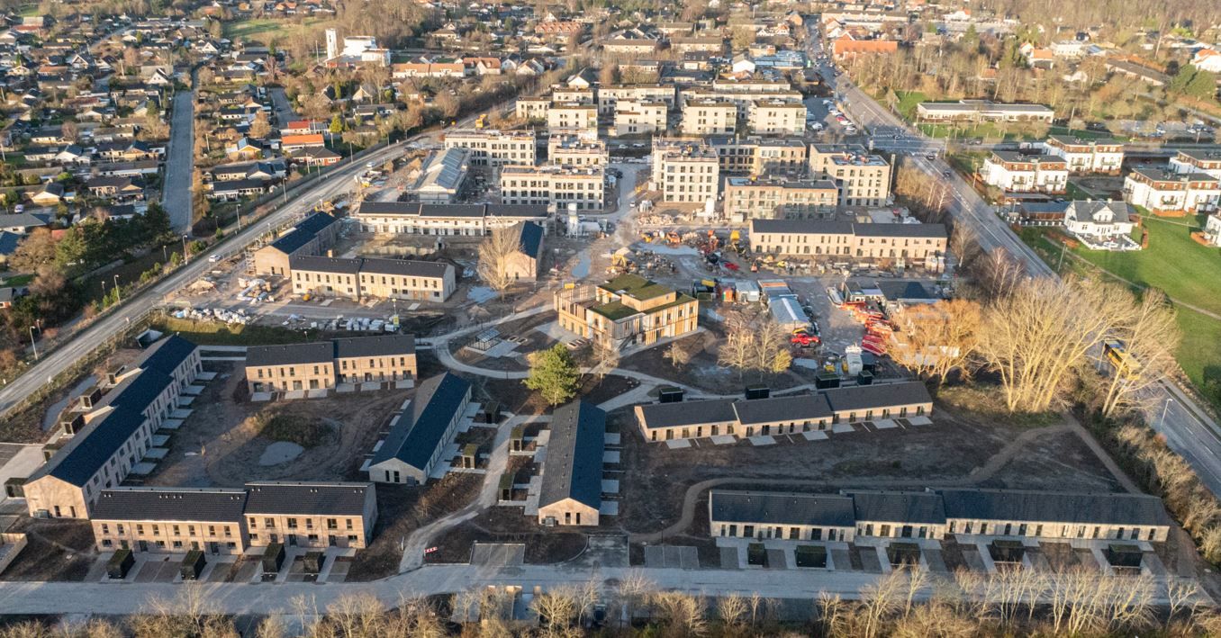Rækkehus og fælleshus med boldspilssal, fitness, børnehule m.v.