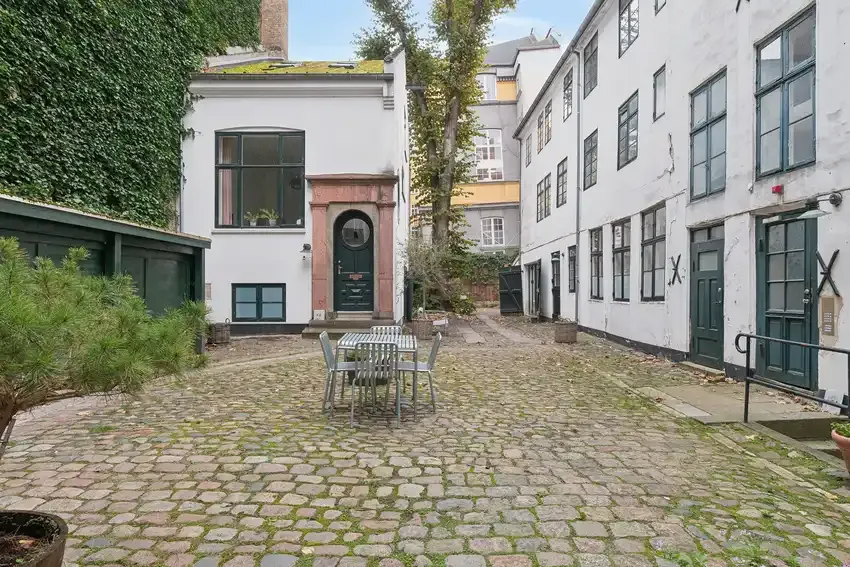 Unik og nyrenoveret, møbleret lejlighed med udhus til leje i 6 måneder