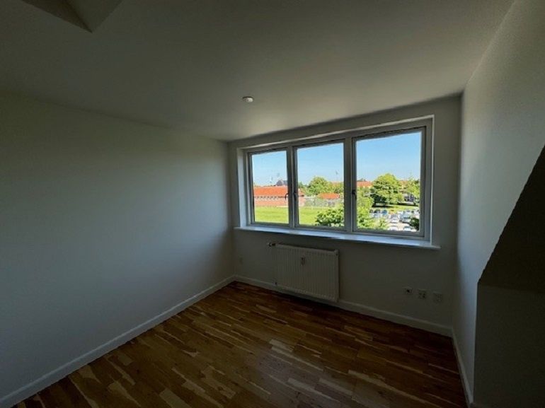 Dejlig 4-værelses lejlighed med to skønne altaner i Odense 
