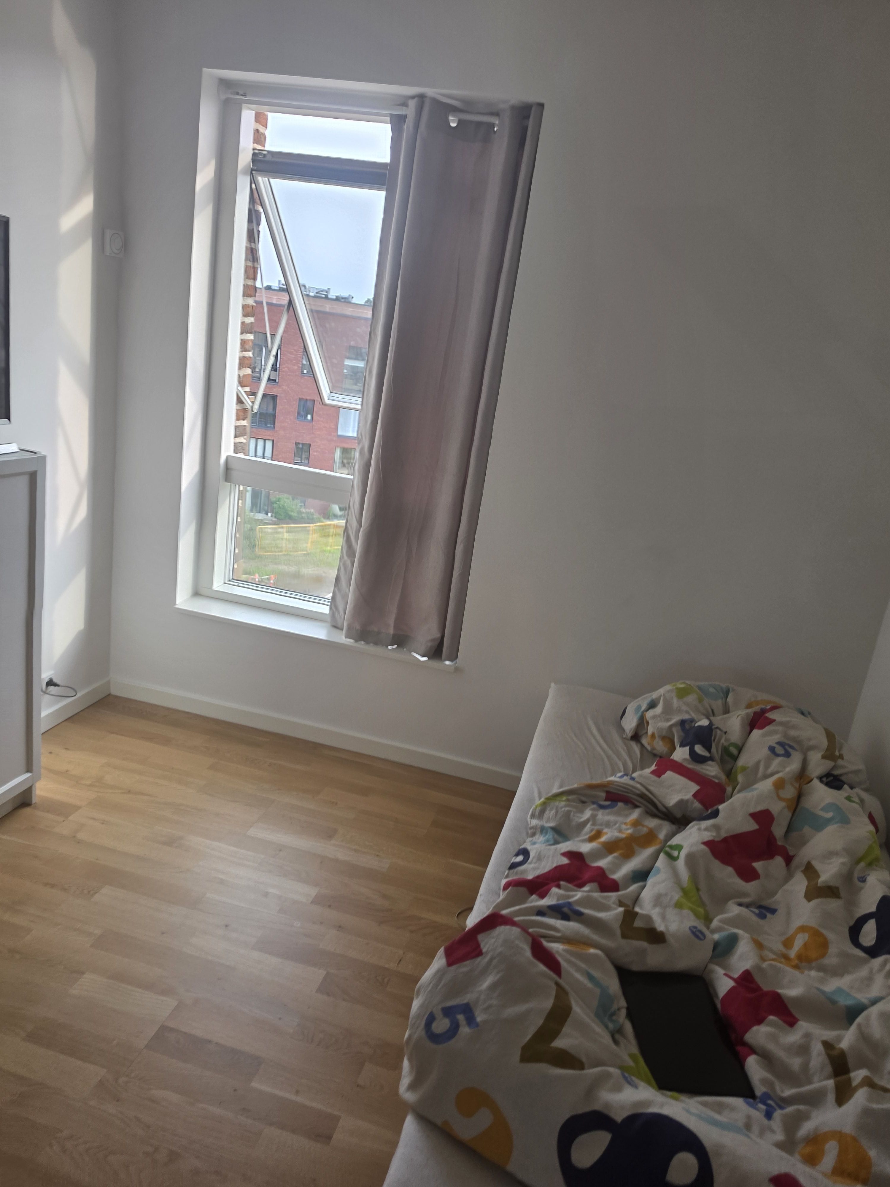 One room to rent in 4 bedroom house 
