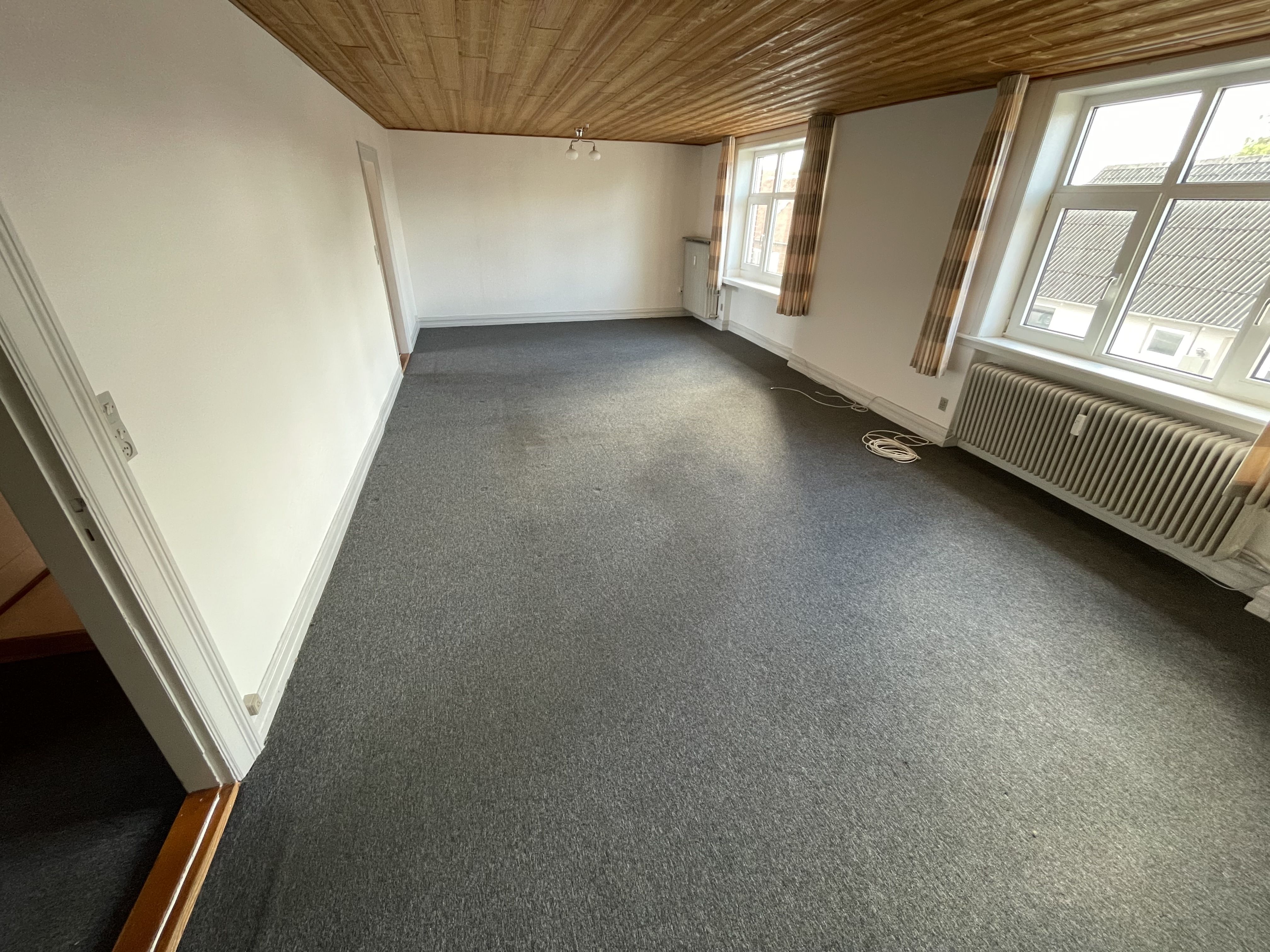 Stor 3-værelses lejlighed på 98 m² med stor tagterrasse – centralt i Fjerritslev