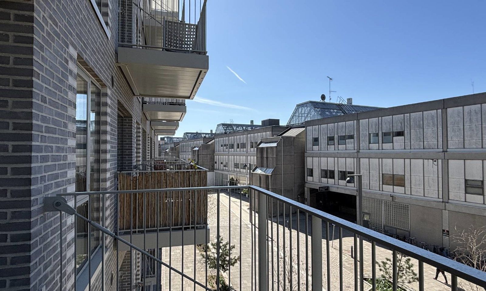 Lys 3-værelses lejlighed på 70 m² med vestvendt altan i Bellakvarteret