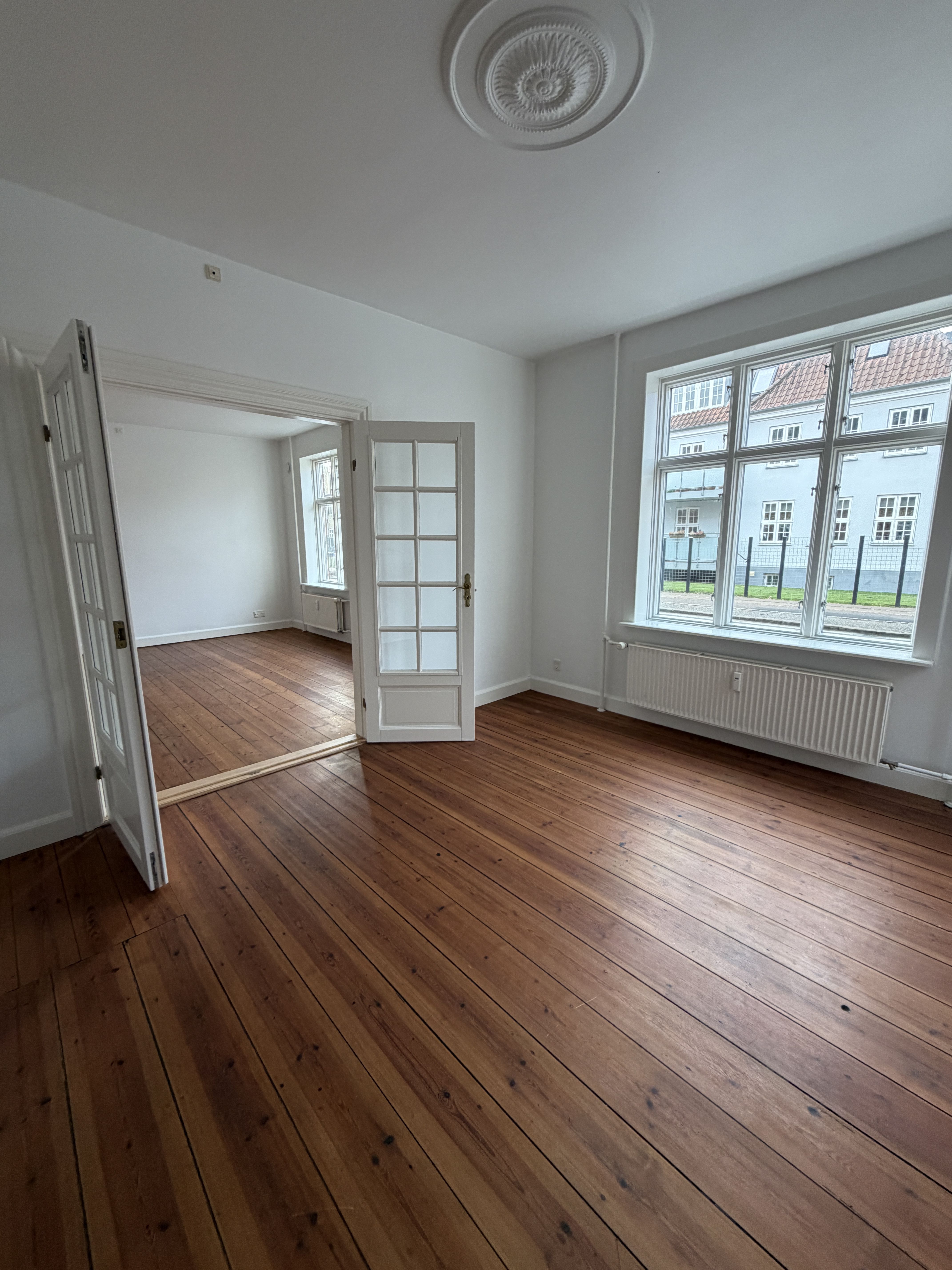 Lys 3-værelses lejlighed med stue en suite midt i Aabenraa – 89 m²