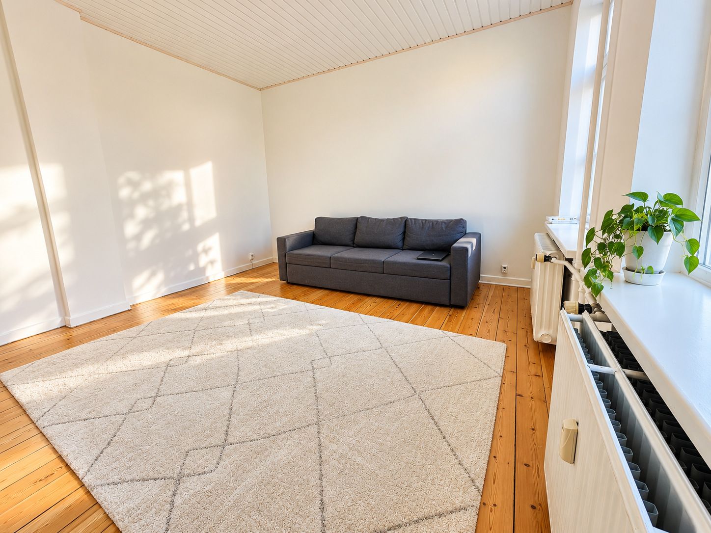 Totalrenoveret 2-værelses lejlighed på 62 m² – med charme, lys og udgang til det grønne