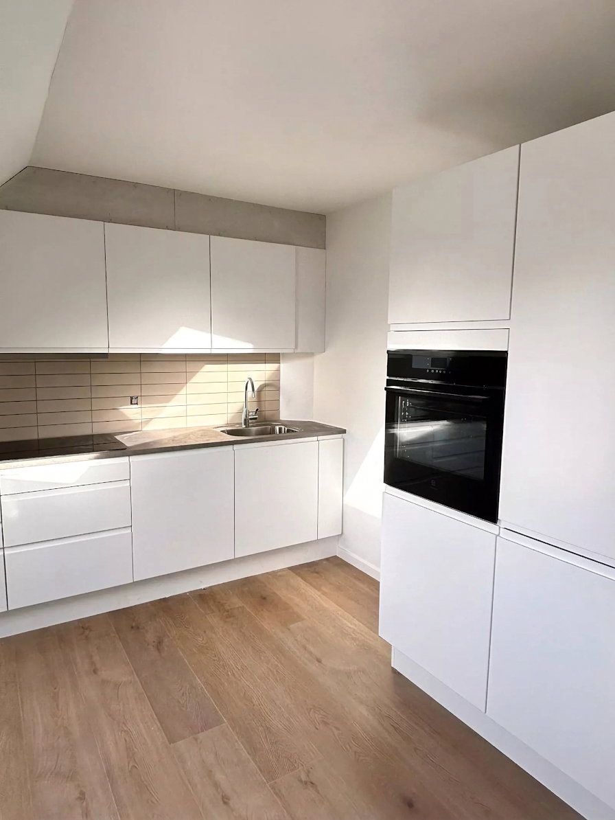Lys 3-værelses på 64 m2 med ovenlysvinduer, nyt moderne køkken og parkering – husdyr tilladt efter aftale