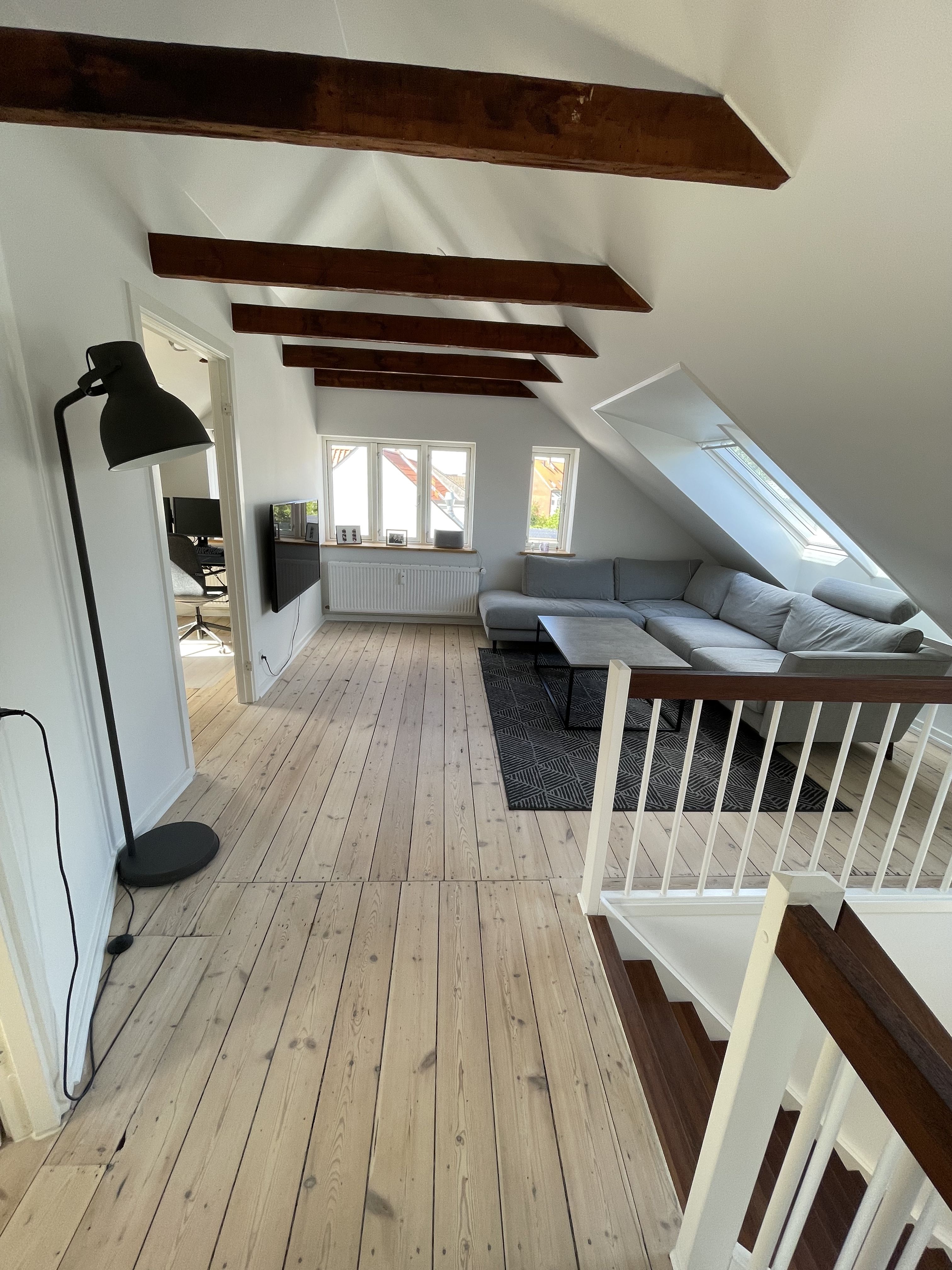 Særdeles delevenlig nyindrettet 3 vær. lejlighed med loft til kip