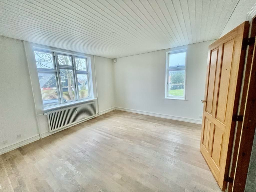 Pæn 3 værelses med kælderrum, udhus, have og parkering