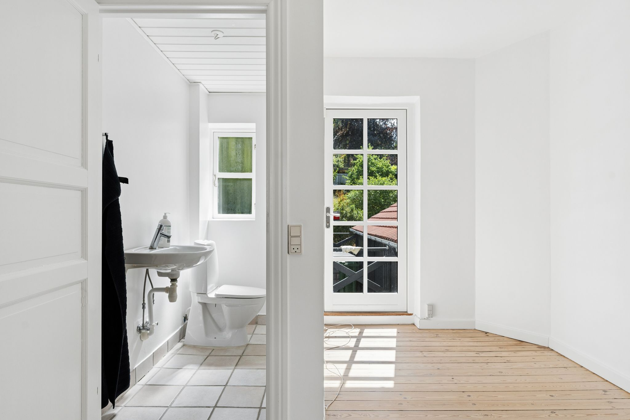 Rummelig og charmerende villa med skøn, lukket have i Vejle