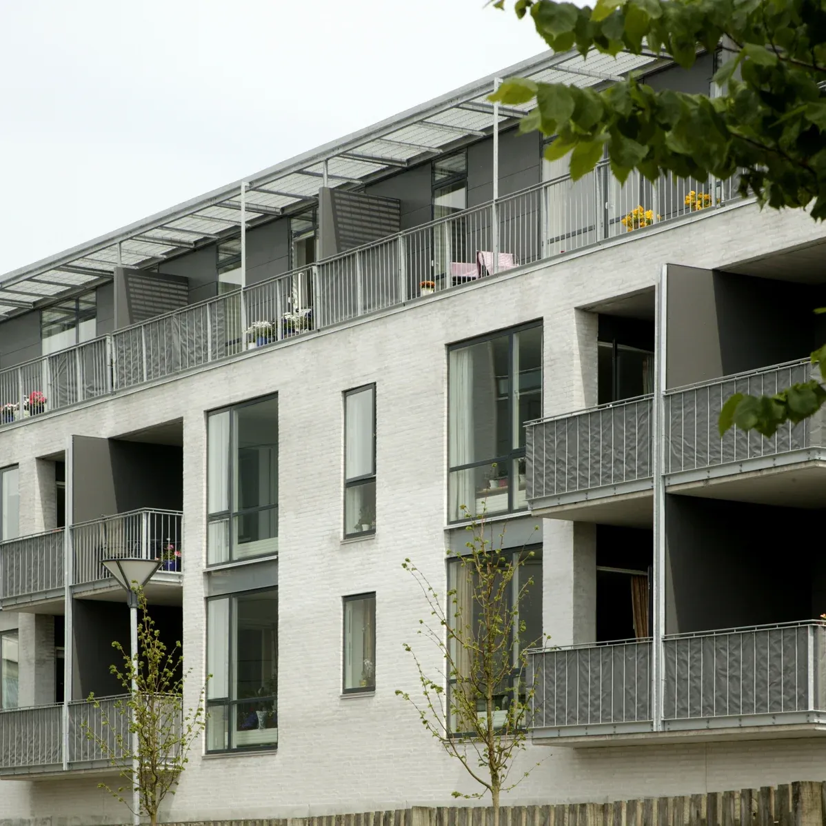 Flot boligbyggeri med ungdomsboliger centralt i Odder. Boligerne udlejes kun til unge under uddannelse, og der gennemføres et årligt studietjek.