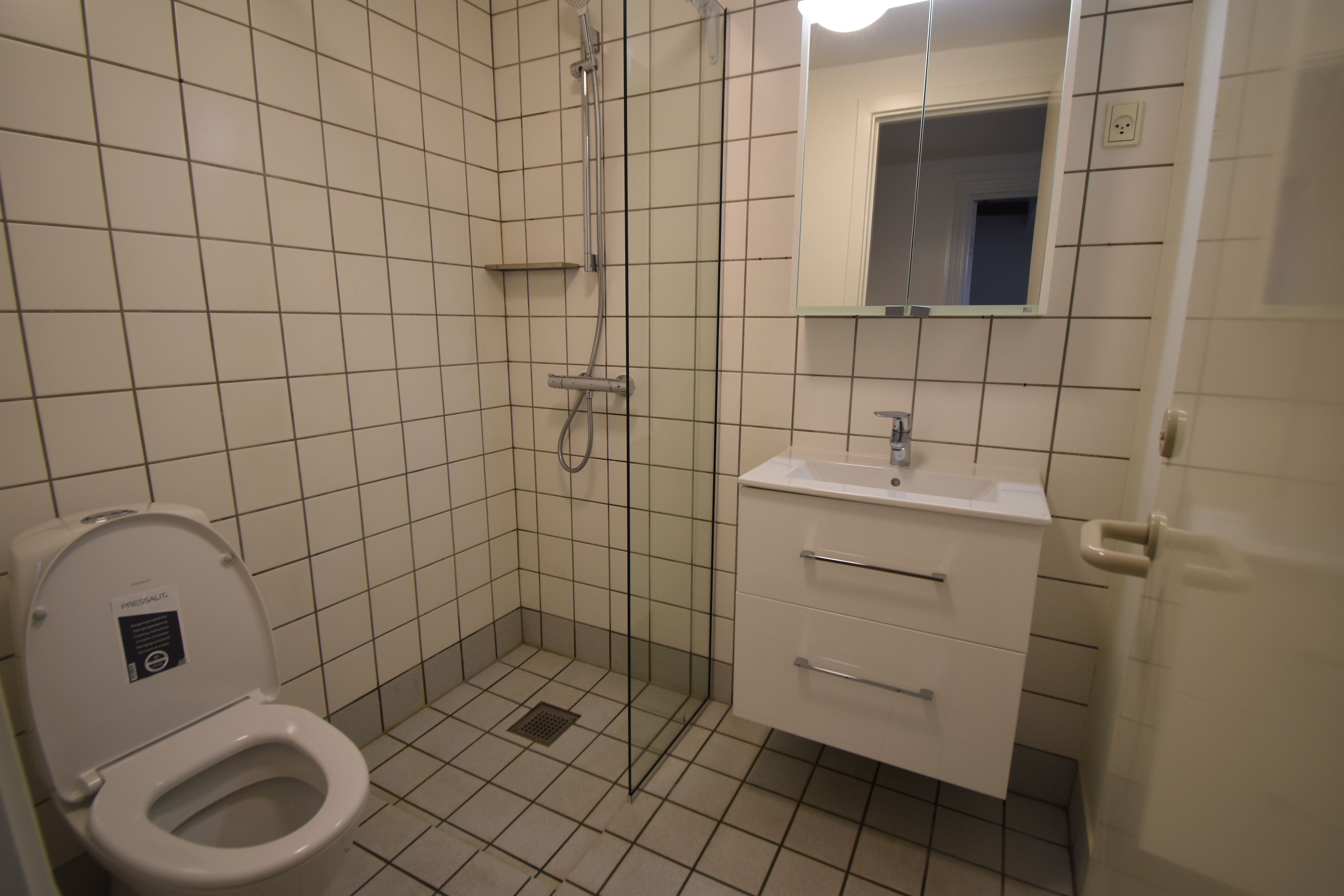 2-værelses med hems centralt i Aarhus C. Ikke delevenlig. OBS!! Indflytning 1/11-26.