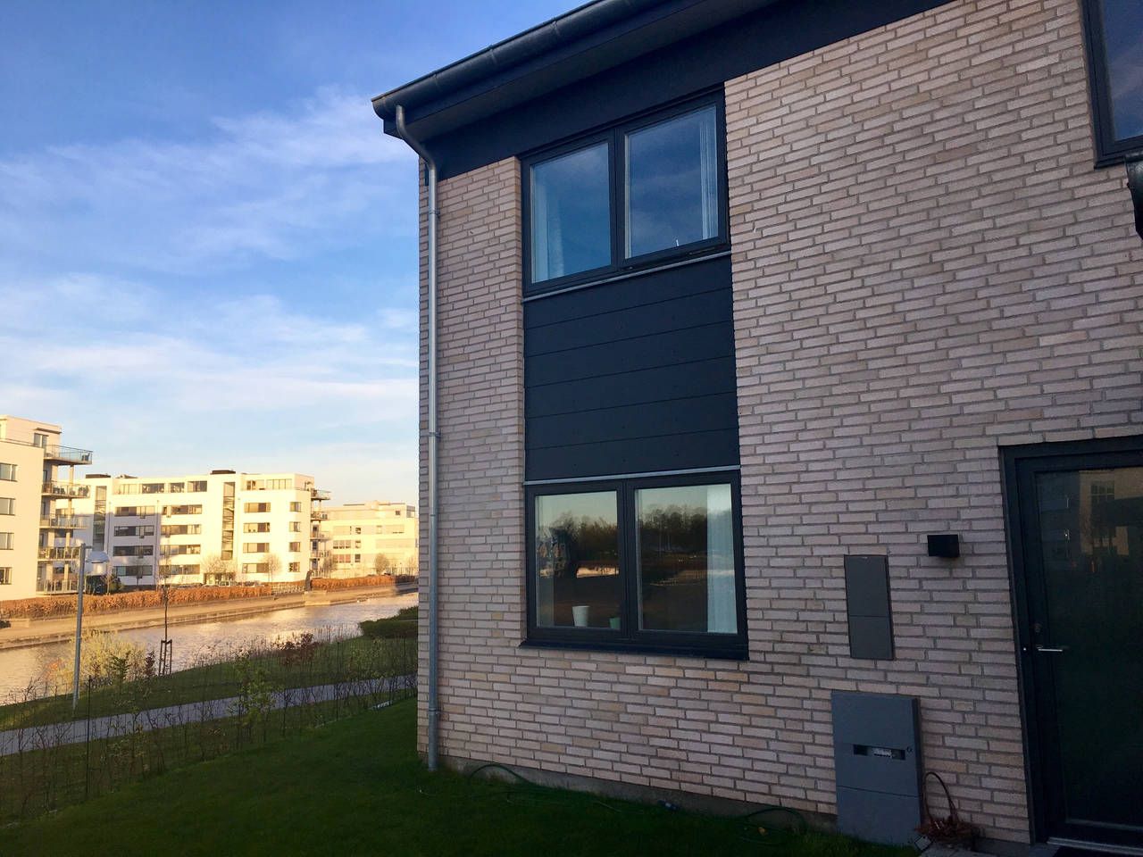 Well-located modern house with lake view close to S-trains