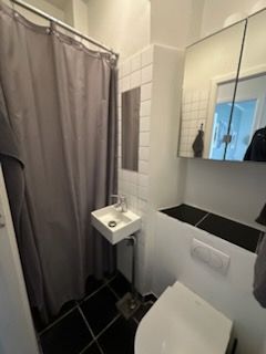 2,5 værelses høj stuelejlighed med altan og grønne omgivelser