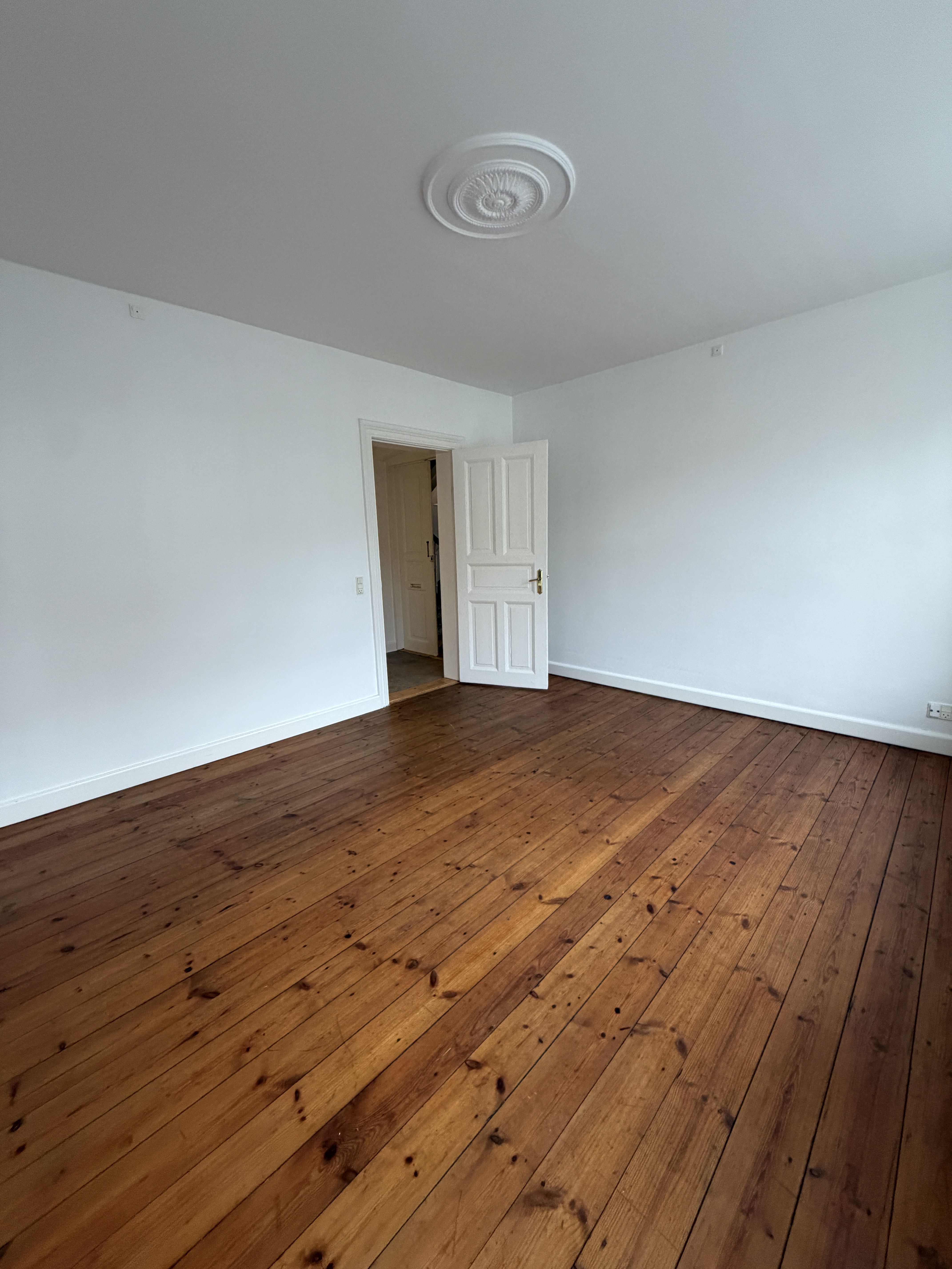 Lys 3-værelses lejlighed med stue en suite midt i Aabenraa – 89 m²