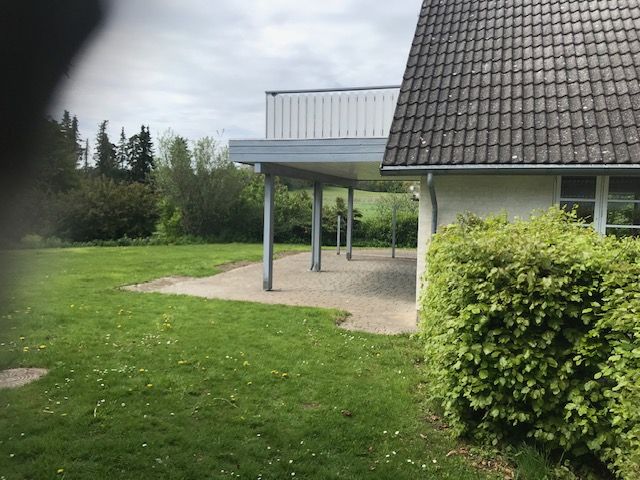 Præsentabel arkitekttegnet centralt beliggende landvilla
