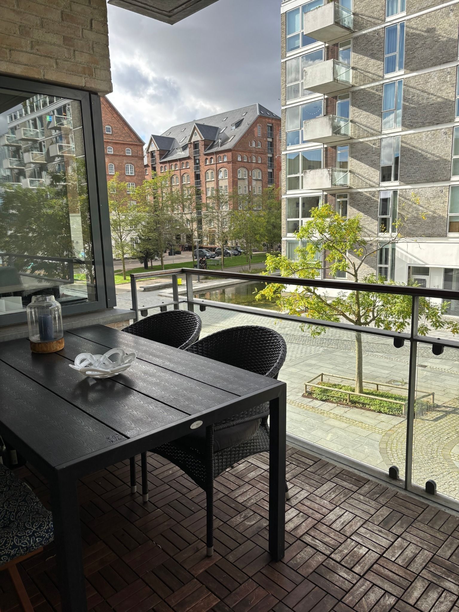 Lys og indbydende 4-værelses lejlighed med to altaner og udsigt til vandet på Islands Brygge