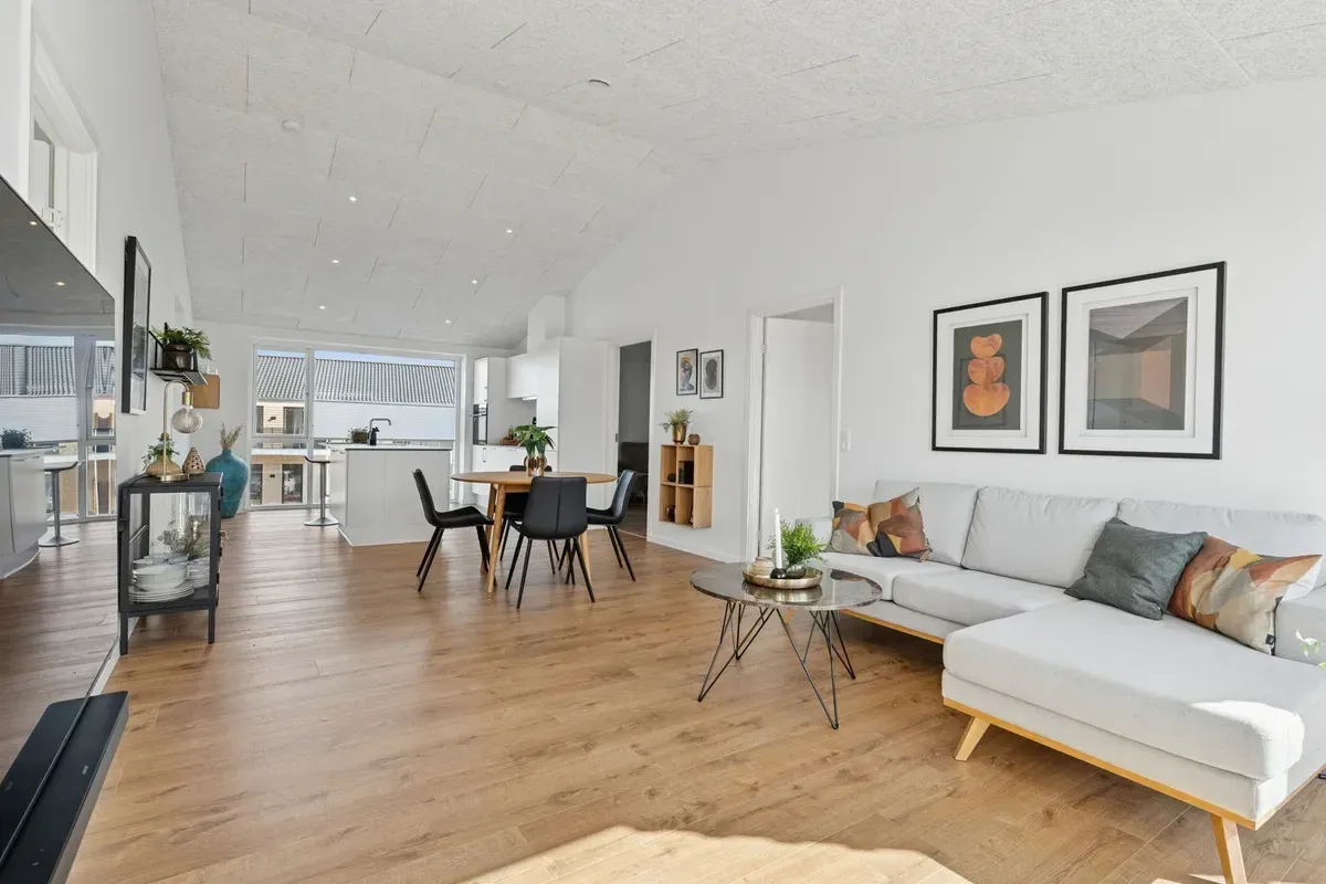 Lys 3-værelses på 82 m2 med terrasse, parkering og opvaskemaskine