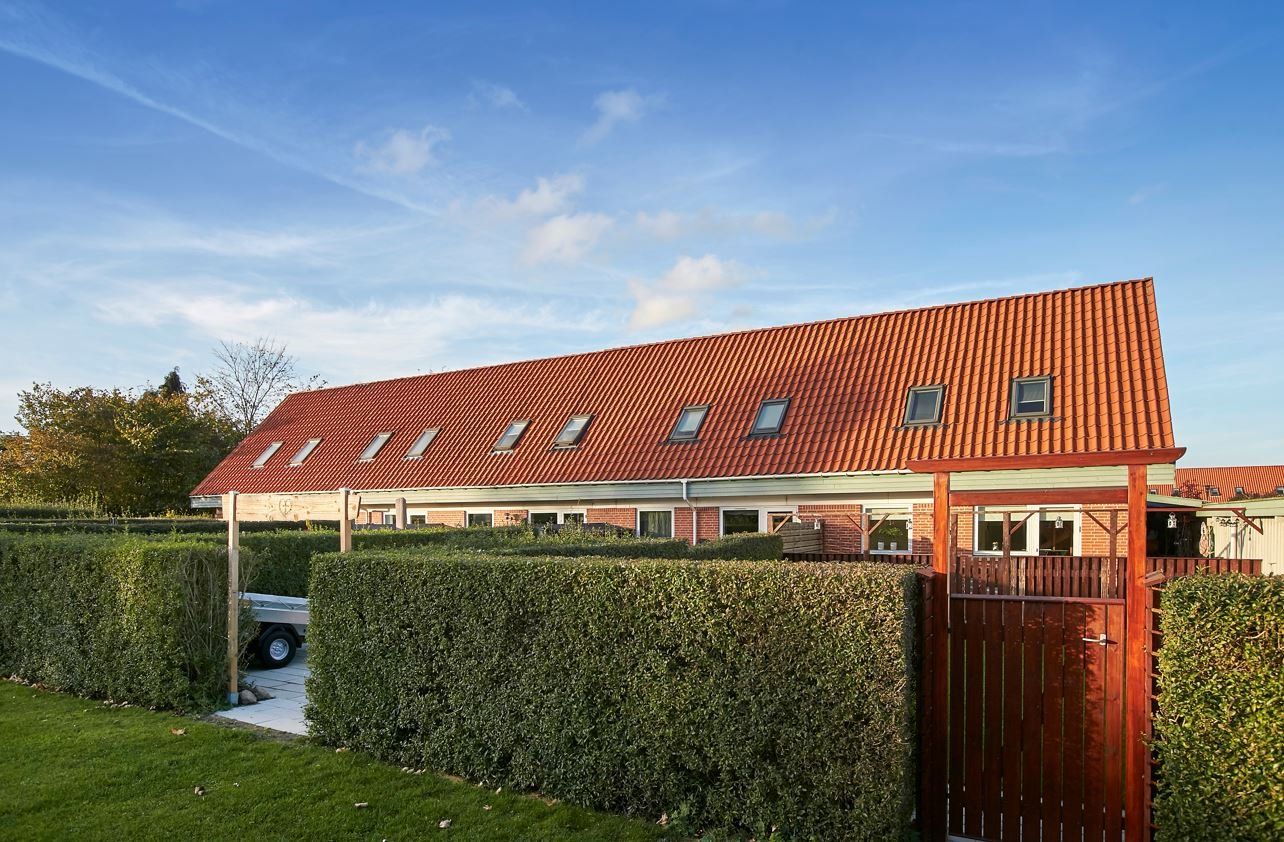 Velholdt rækkehus med have, terrasse og carport