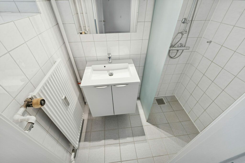 Central 2-værelses på 78 m2 med stor sydvendt altan, fjordkig og elevator - Gratis vask i Vaskeri