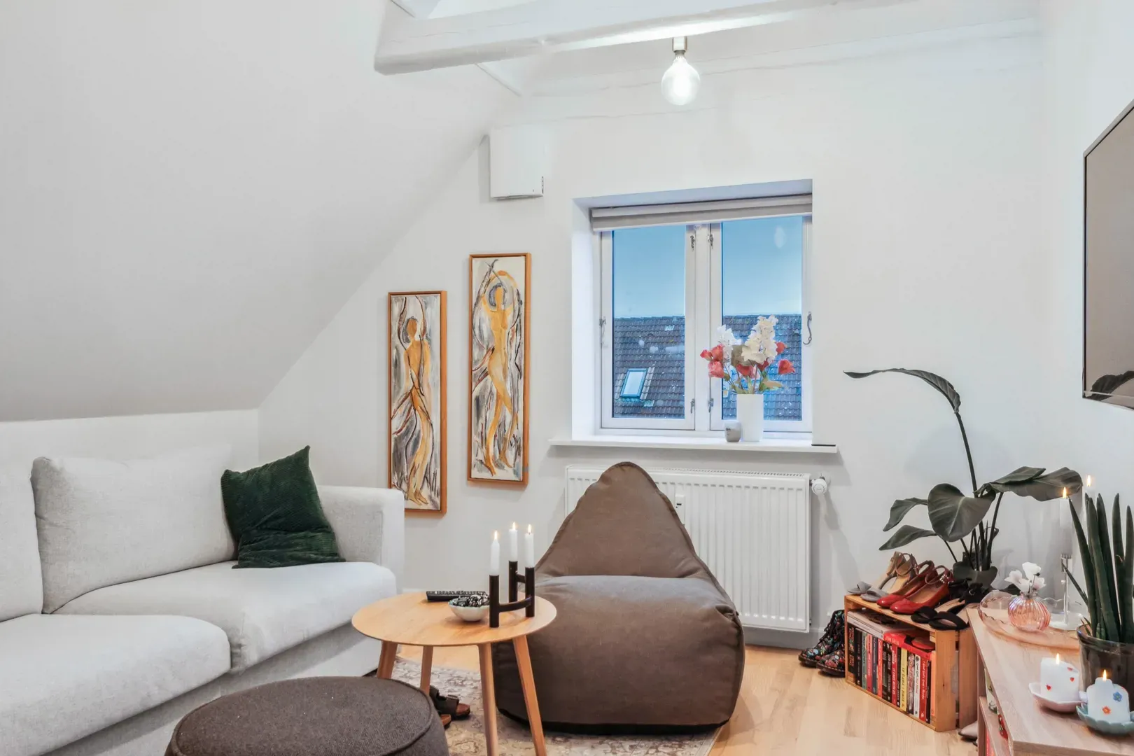 Rummelig lejlighed i to plan med hems på Tyge Brahes Vej - Visning 3