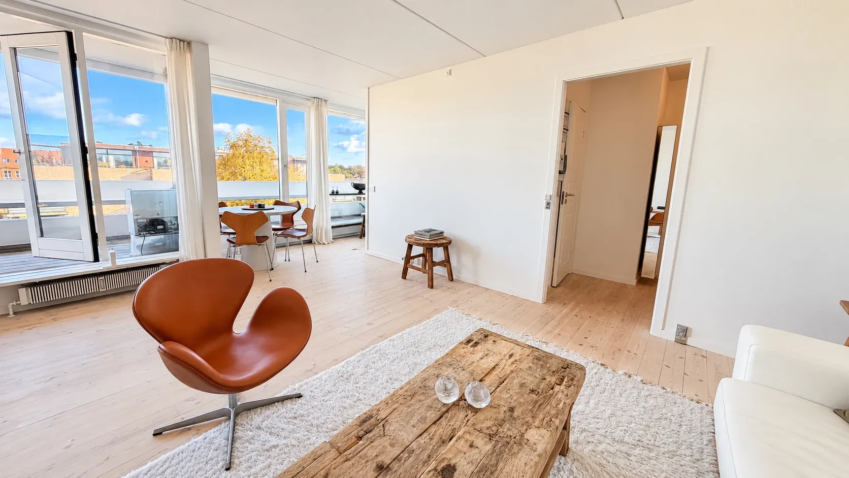 Lys møbleret lejlighed med altan i Charlottenlund
