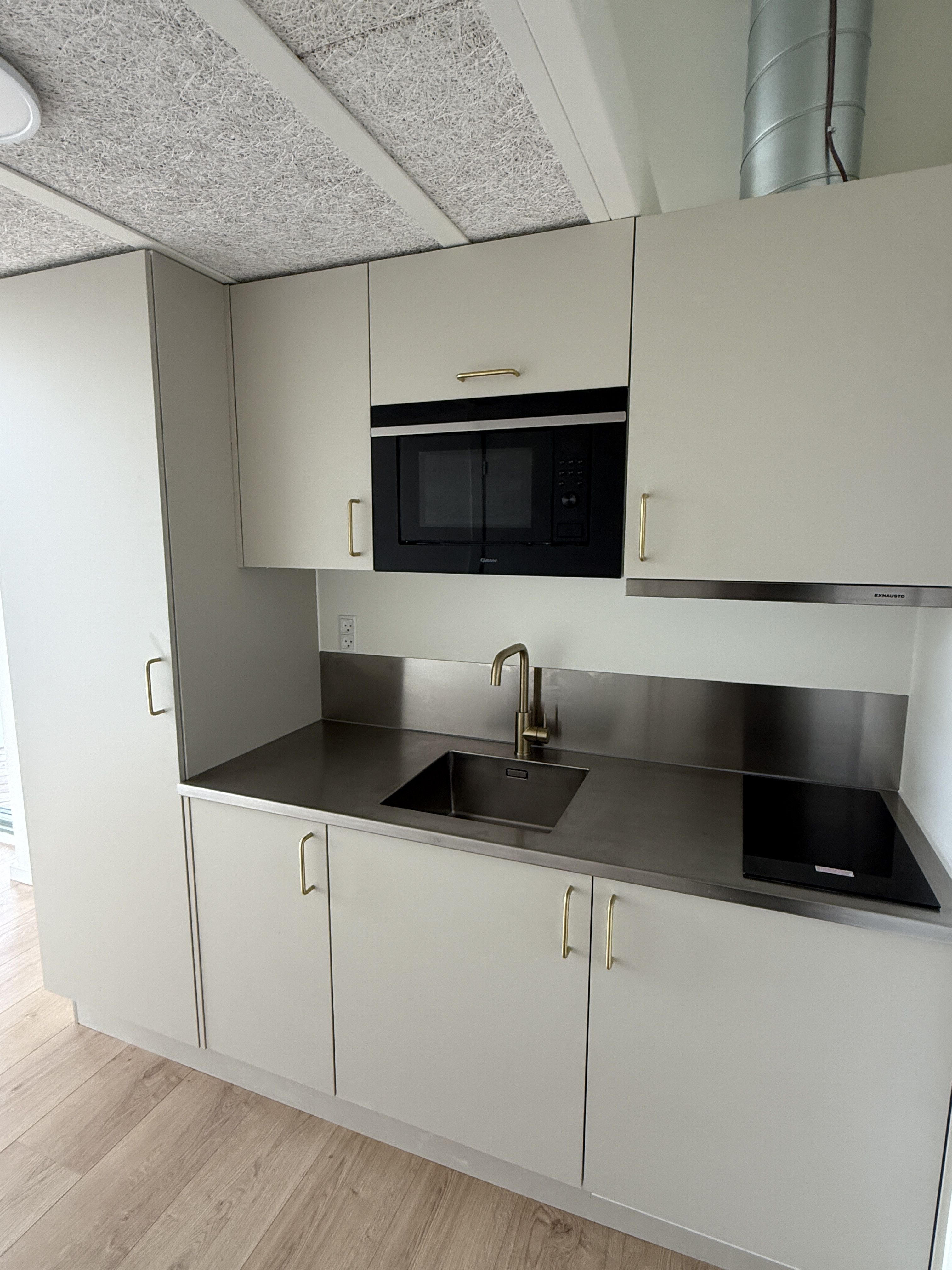 Lys 1-værelses lejlighed på 3. sal med hems, privat altan og 20 m² tagterrasse