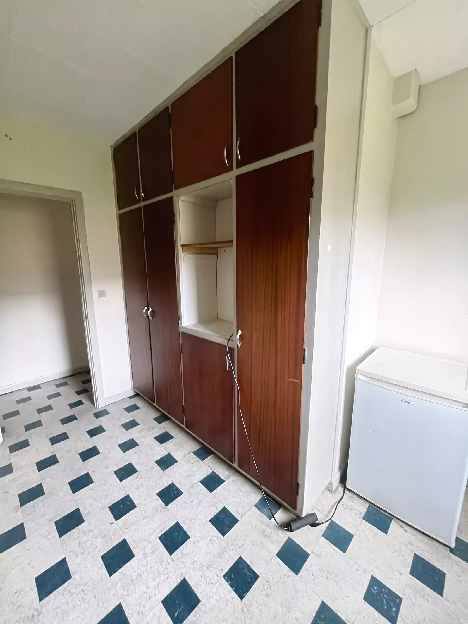 Lys 2-værelses på 61 m2 med parkering – klar til indflytning og med plads til egne idéer