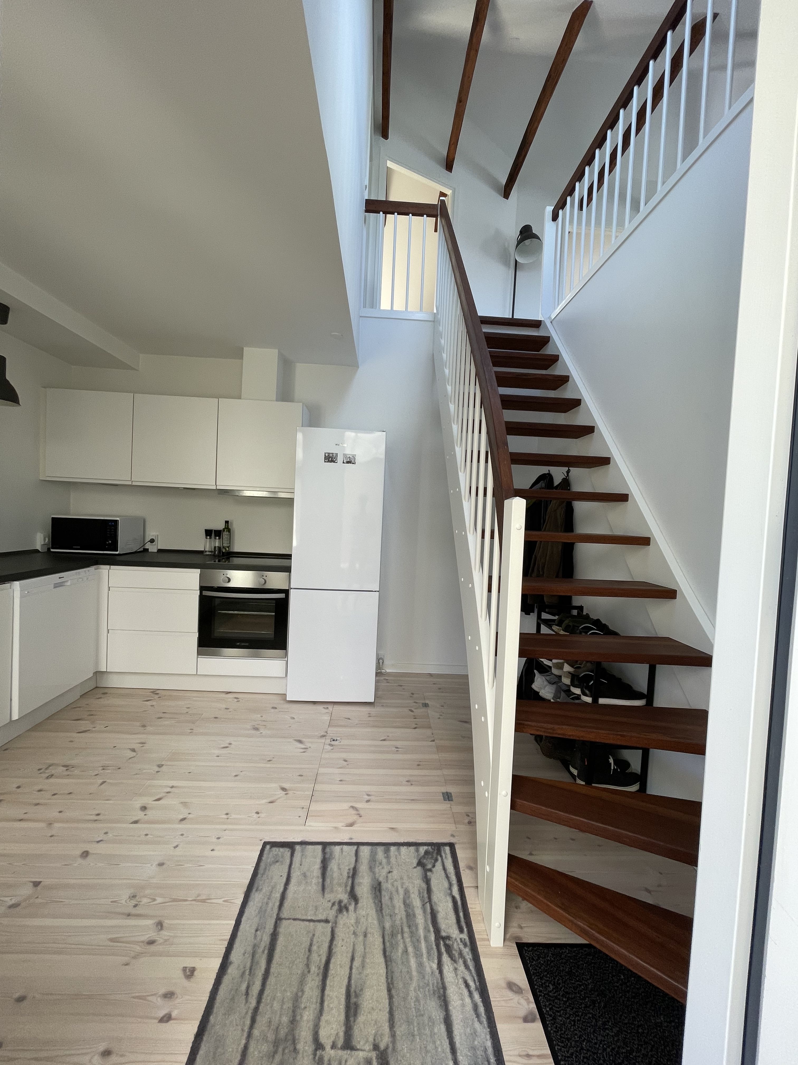 Særdeles delevenlig nyindrettet 3 vær. lejlighed med loft til kip