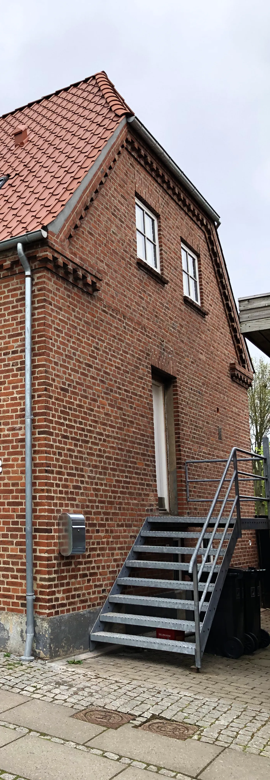 Skøn central beliggende byhus i 3-plan med egen have udlejes