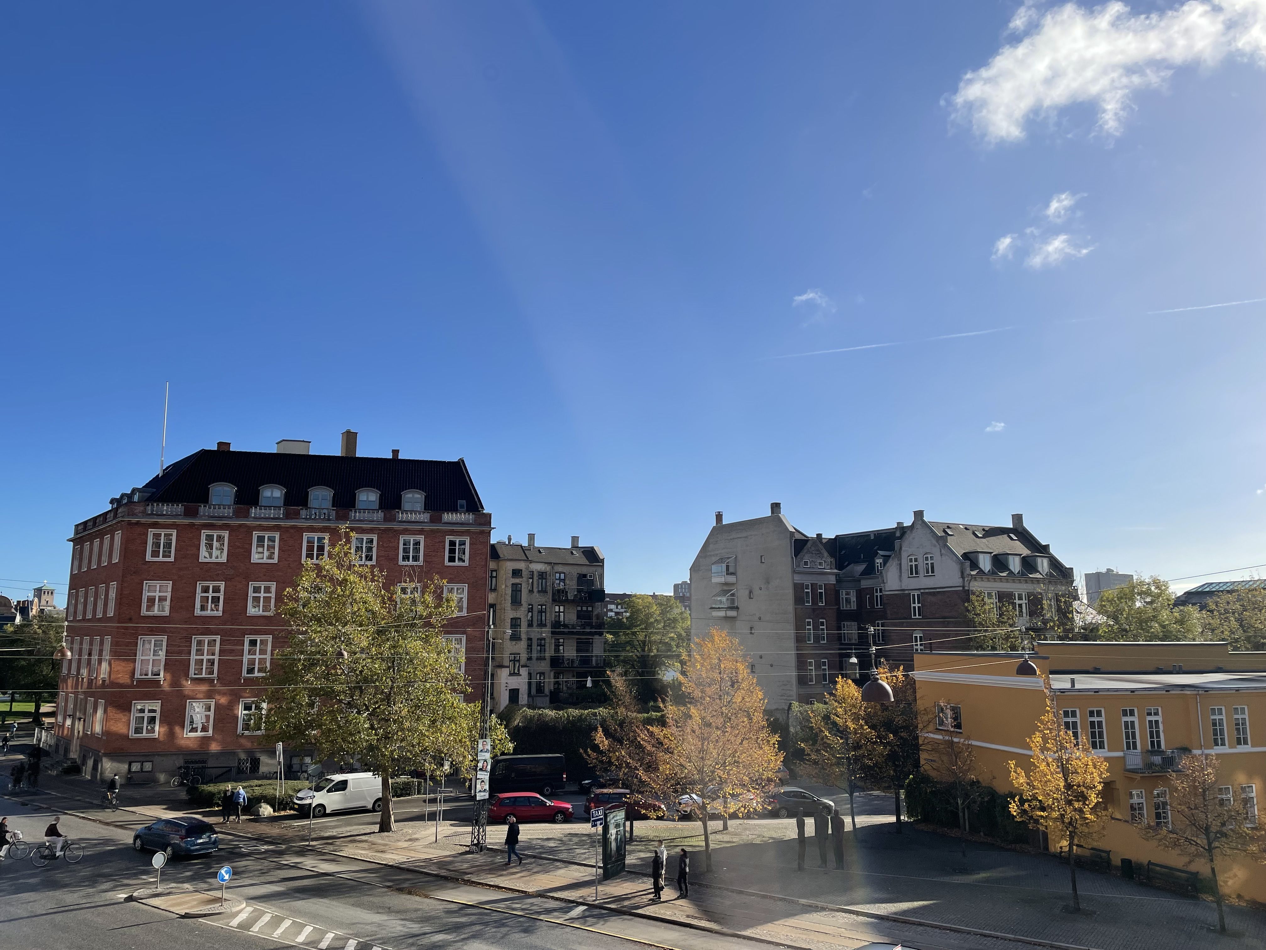 CENTRAL 3-ROOM FLAT FOR 4-12 MONTHS