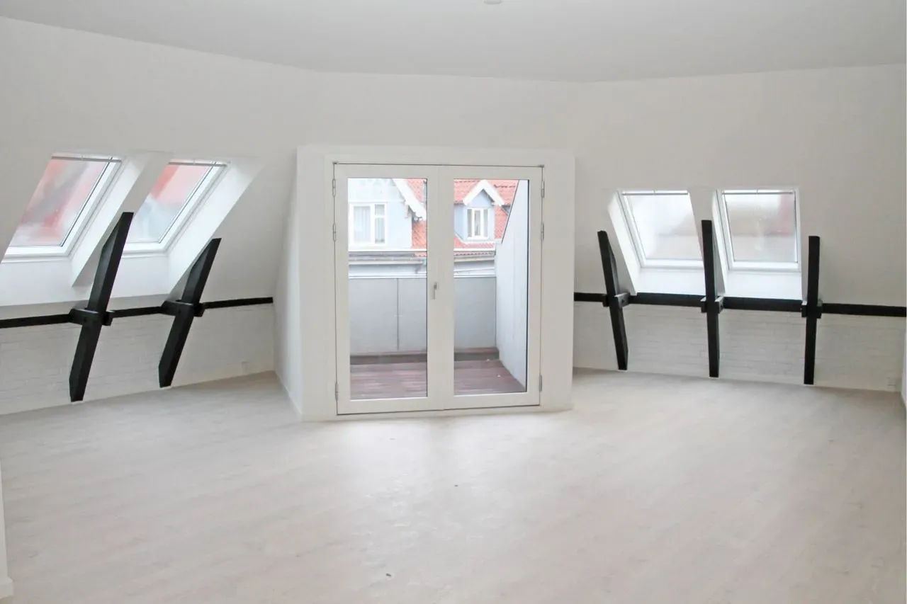 129 m² super fin lejlighed midt i gågaden med altan og elevator